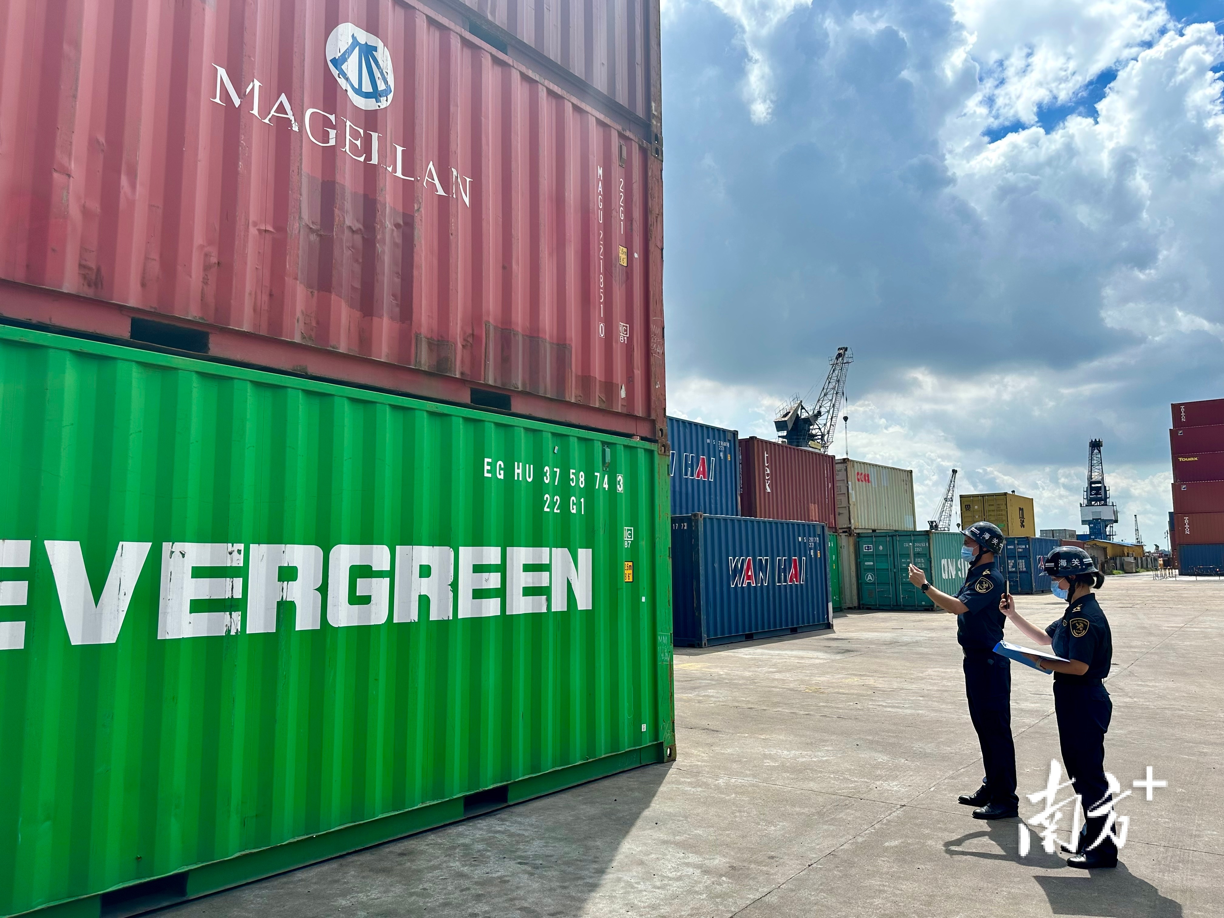 江门海关关员对出口集装箱进行查验。