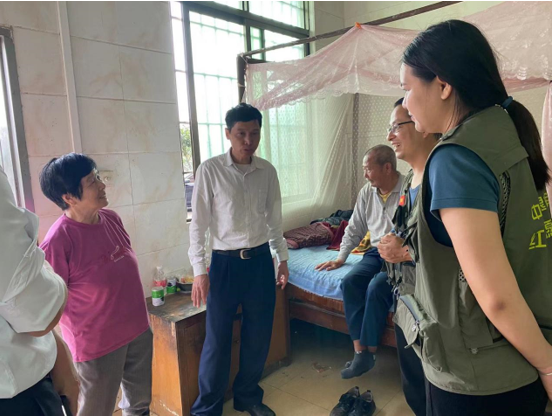 横栏镇公共服务办、退役军人服务中心、六沙村退役军人服务站等与退役军人梁叔家属亲切交谈。