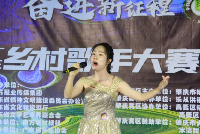 選手楊莎演唱《嶺南月光光》。