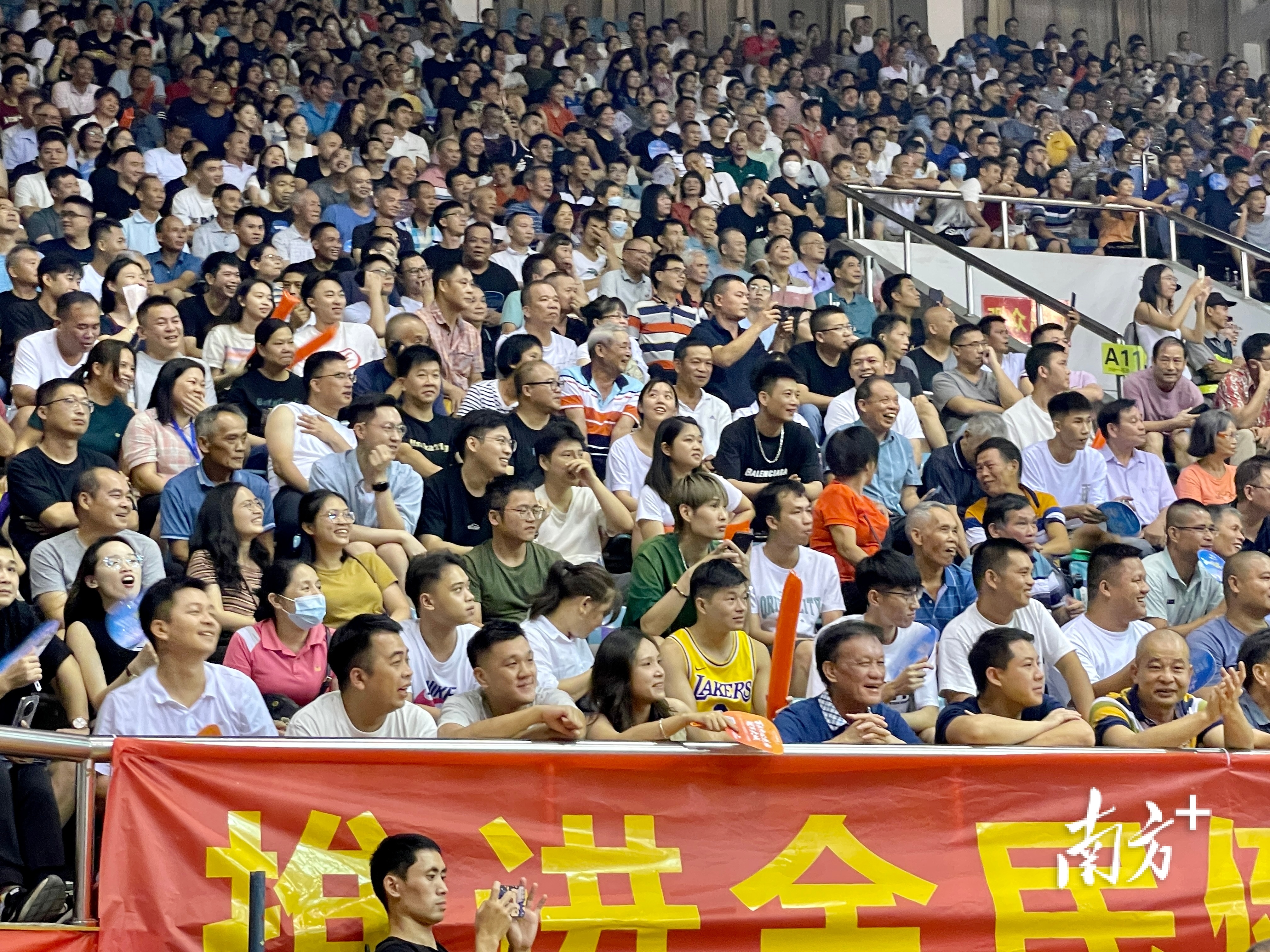 恩平市体育馆座无虚席。