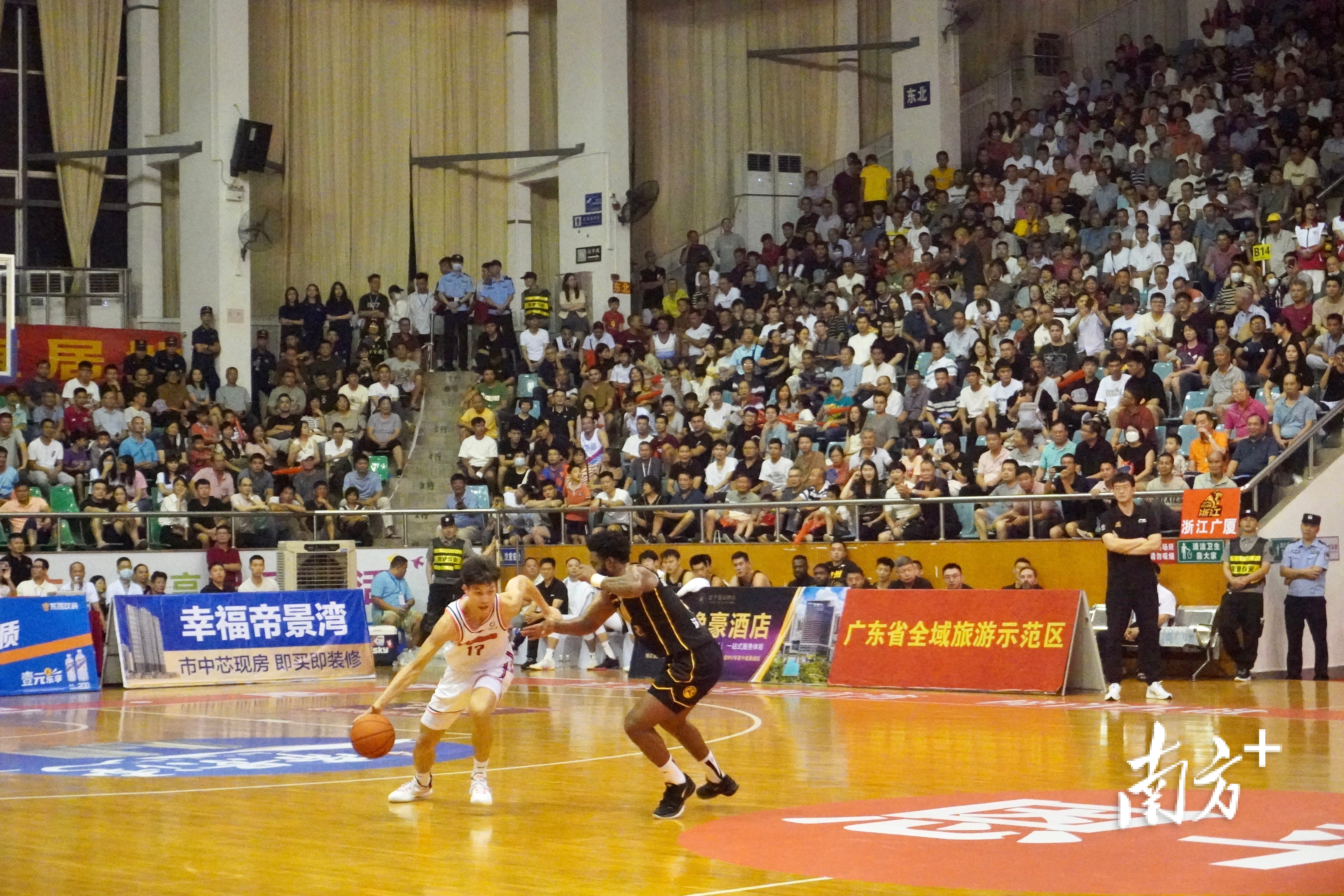 赛场上，两支队伍你来我往、火力全开。