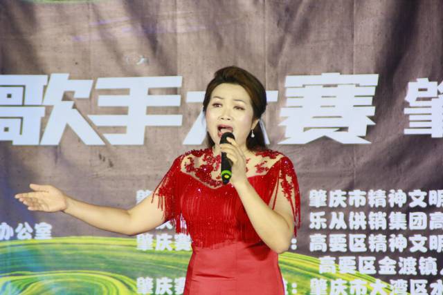 選手歐小娥演唱《我愛你中國》。