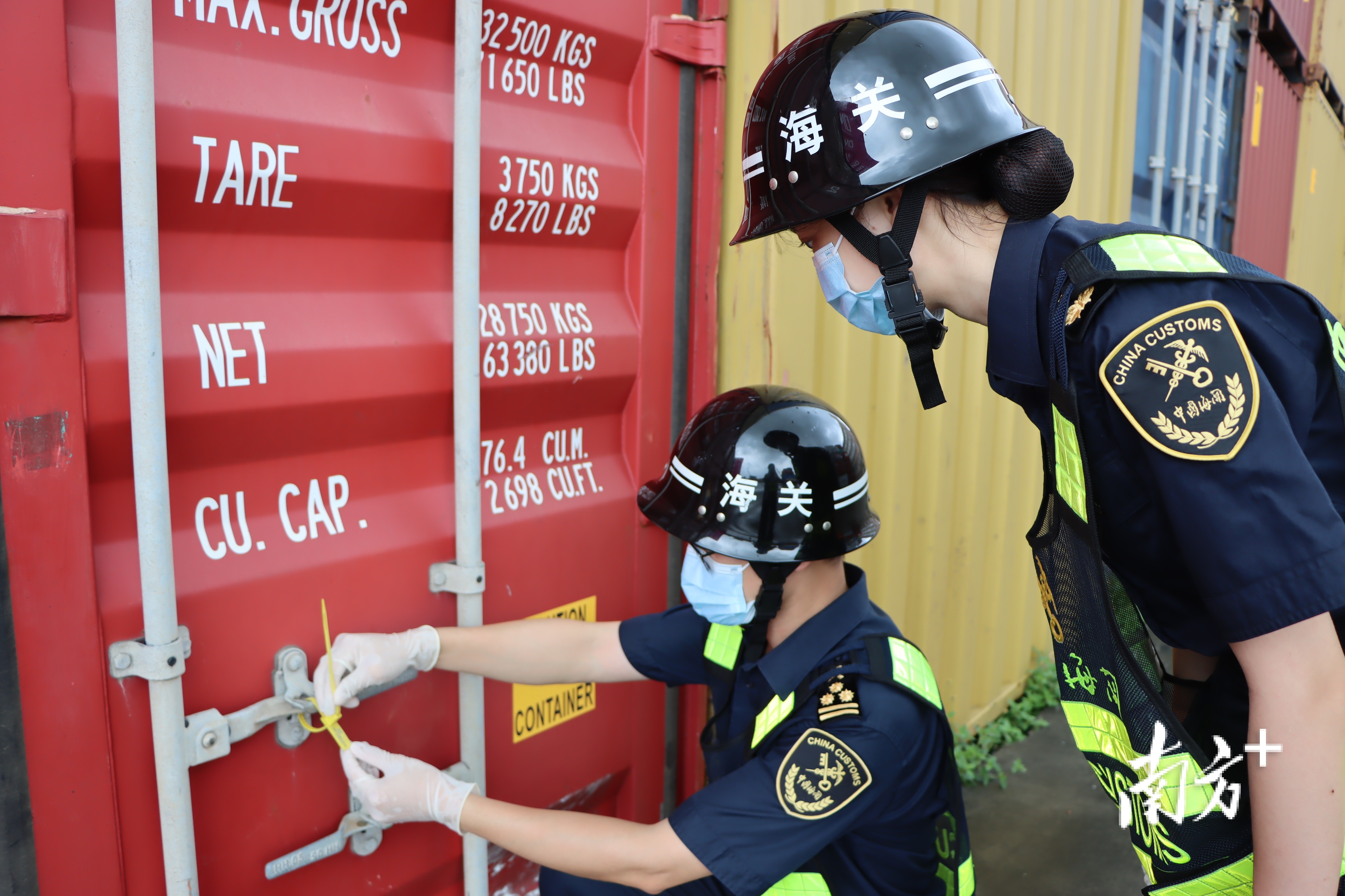 江门海关所属高沙海关关员开展监管作业。江关宣 摄 江门海关所属高沙海关关员开展监管作业。江关宣 摄