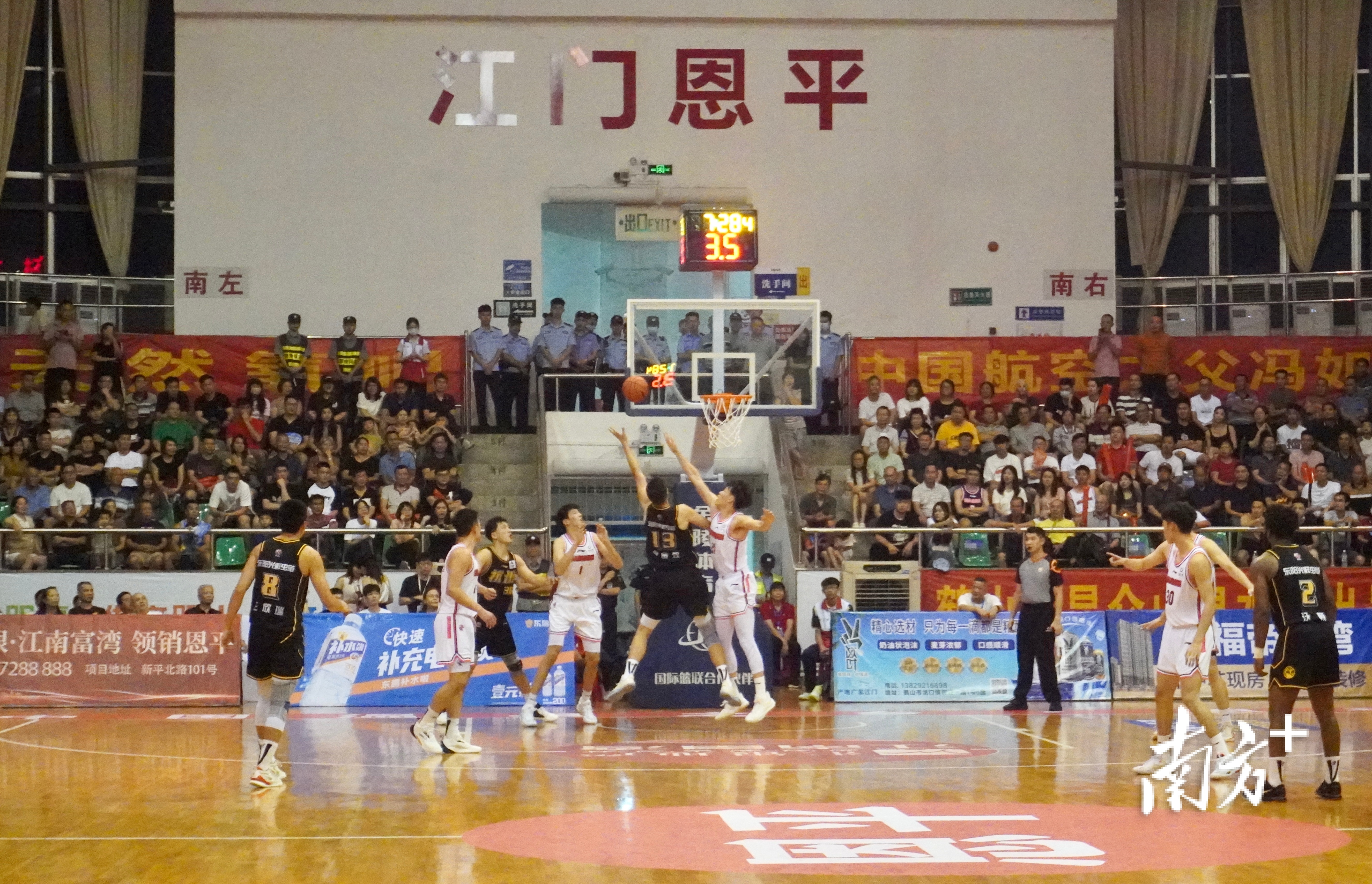 众多精彩瞬间频频引发球迷的呐喊助威。