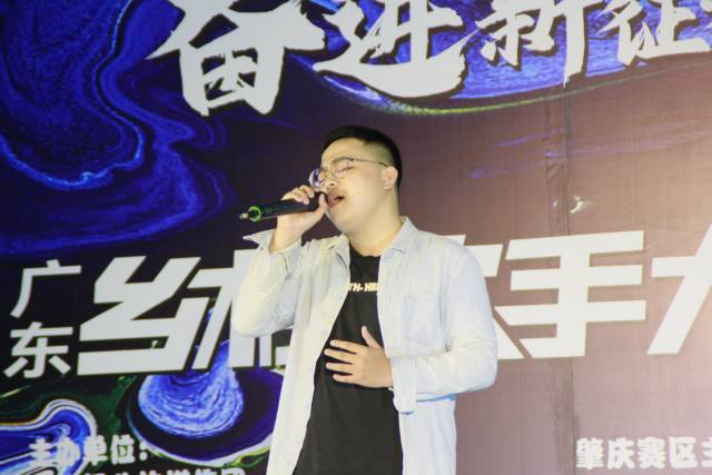 選手陳家浩演唱《慢慢》,。