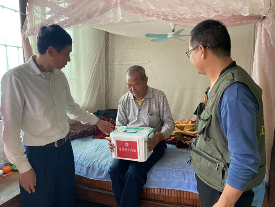 横栏镇公共服务办、退役军人服务中心为退役军人梁叔送上爱心药箱。