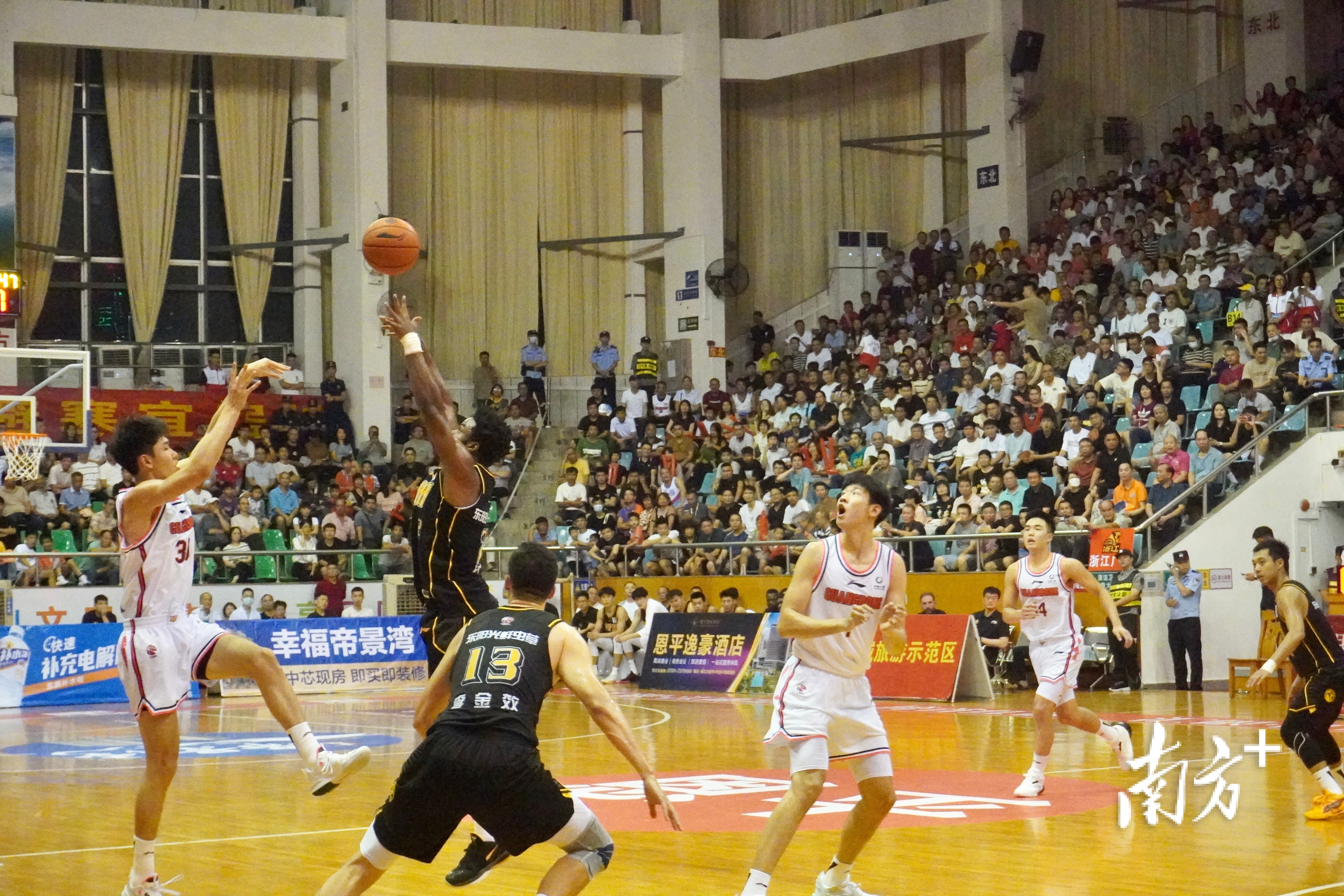 两支球队核心球员上阵比拼，无疑是比赛的最大看点。