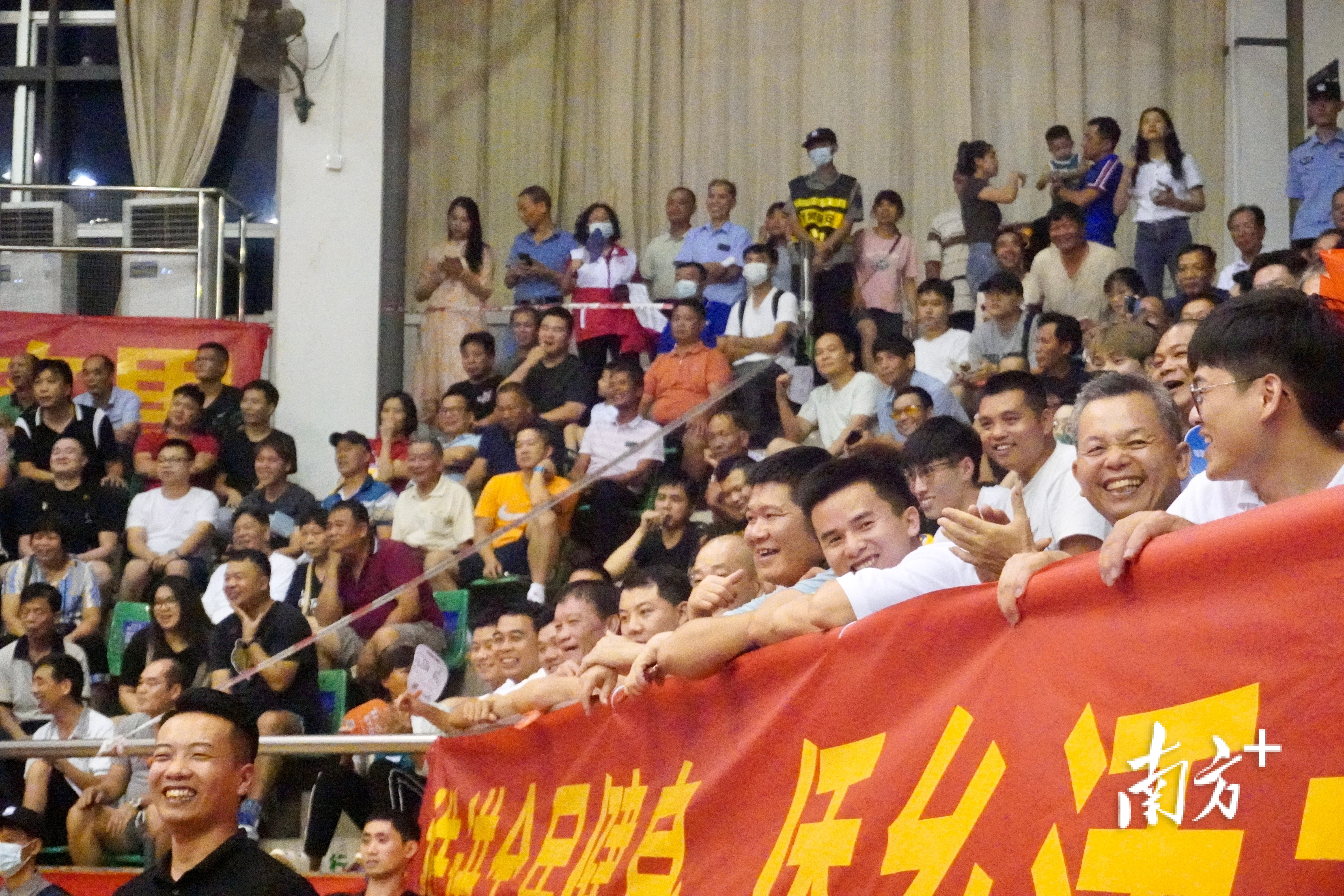 球员球迷的热情被篮球点燃。