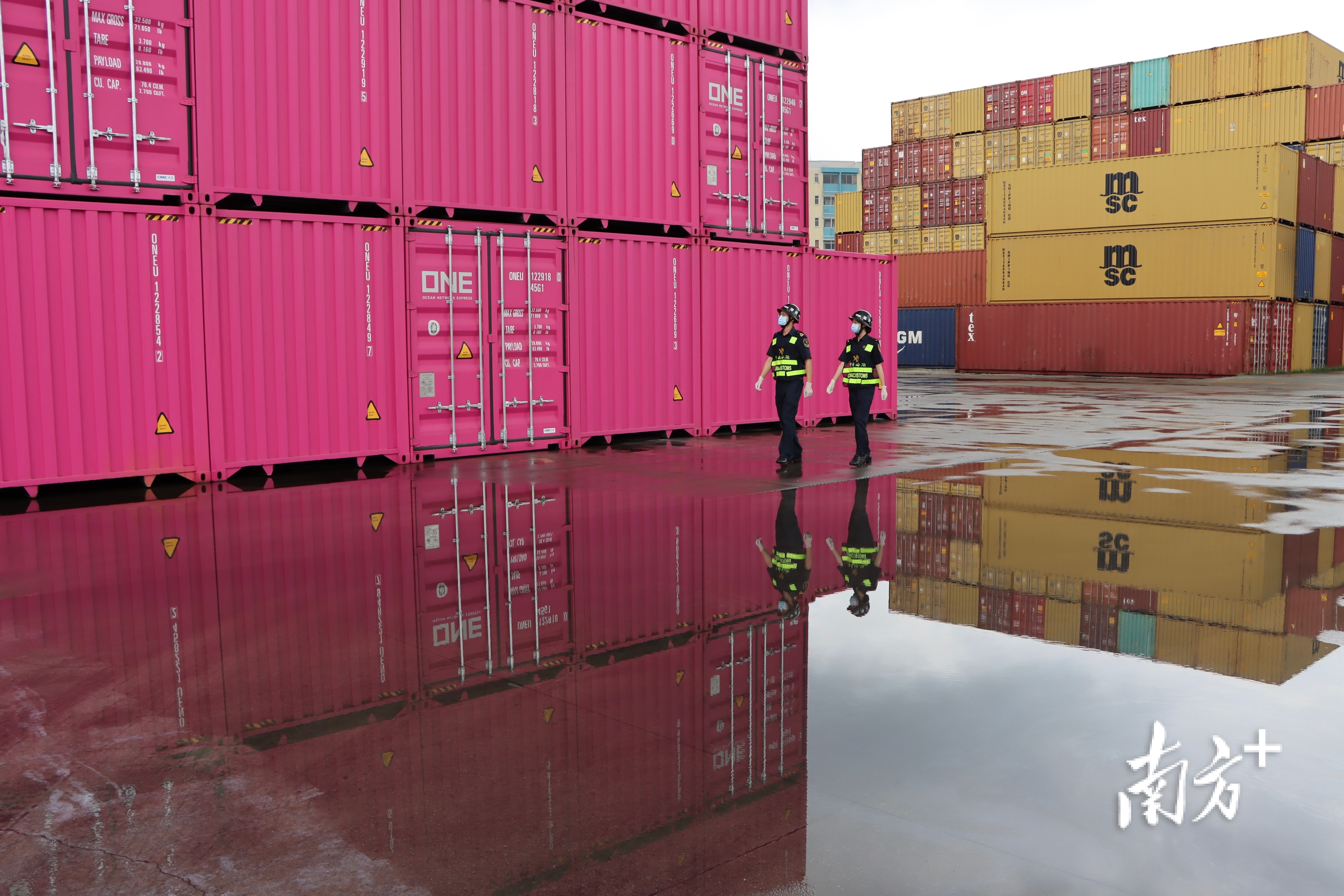 码头整齐堆放着集装箱。江关宣 摄 码头整齐堆放着集装箱。江关宣 摄