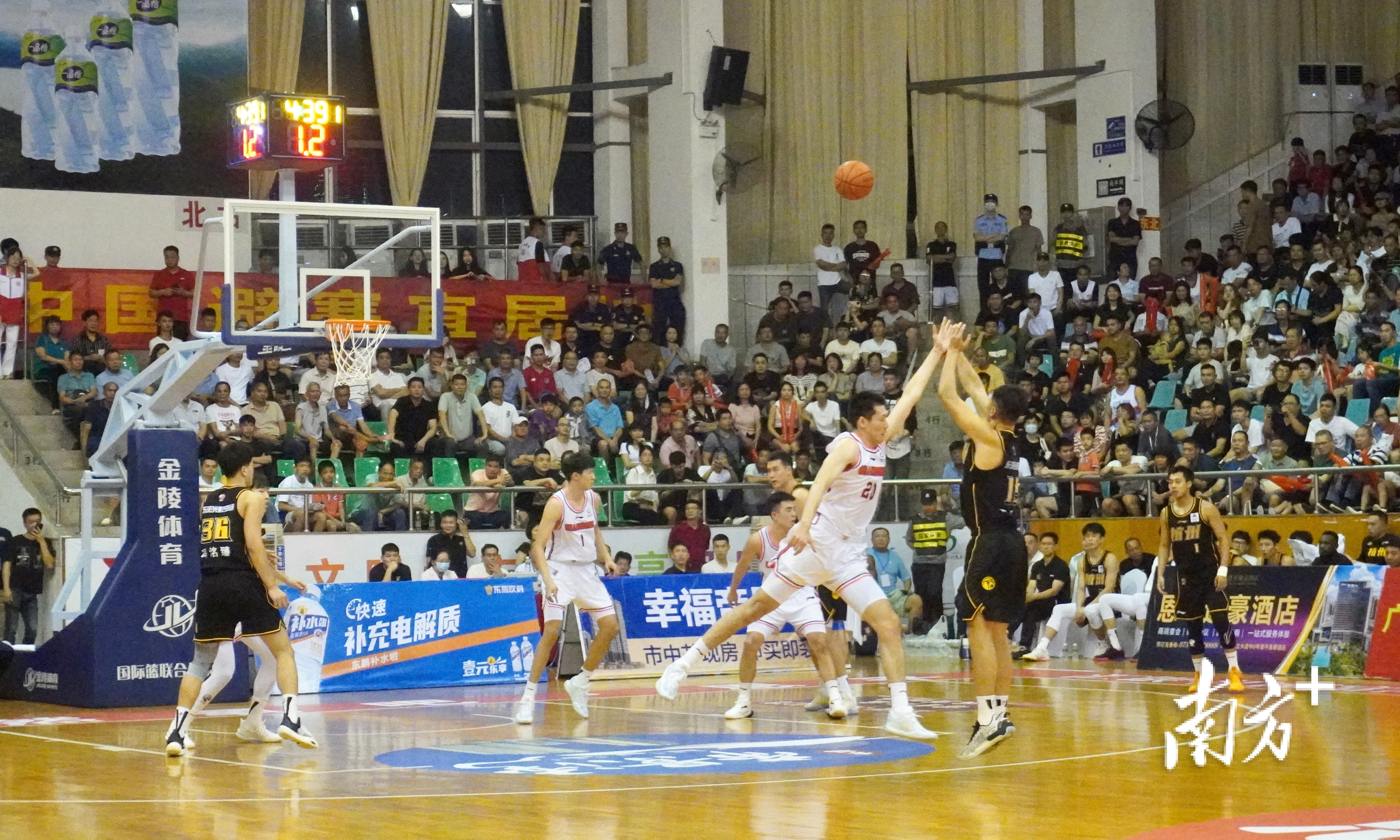 经过激烈比拼，广东宏远以70∶77惜败浙江广厦。