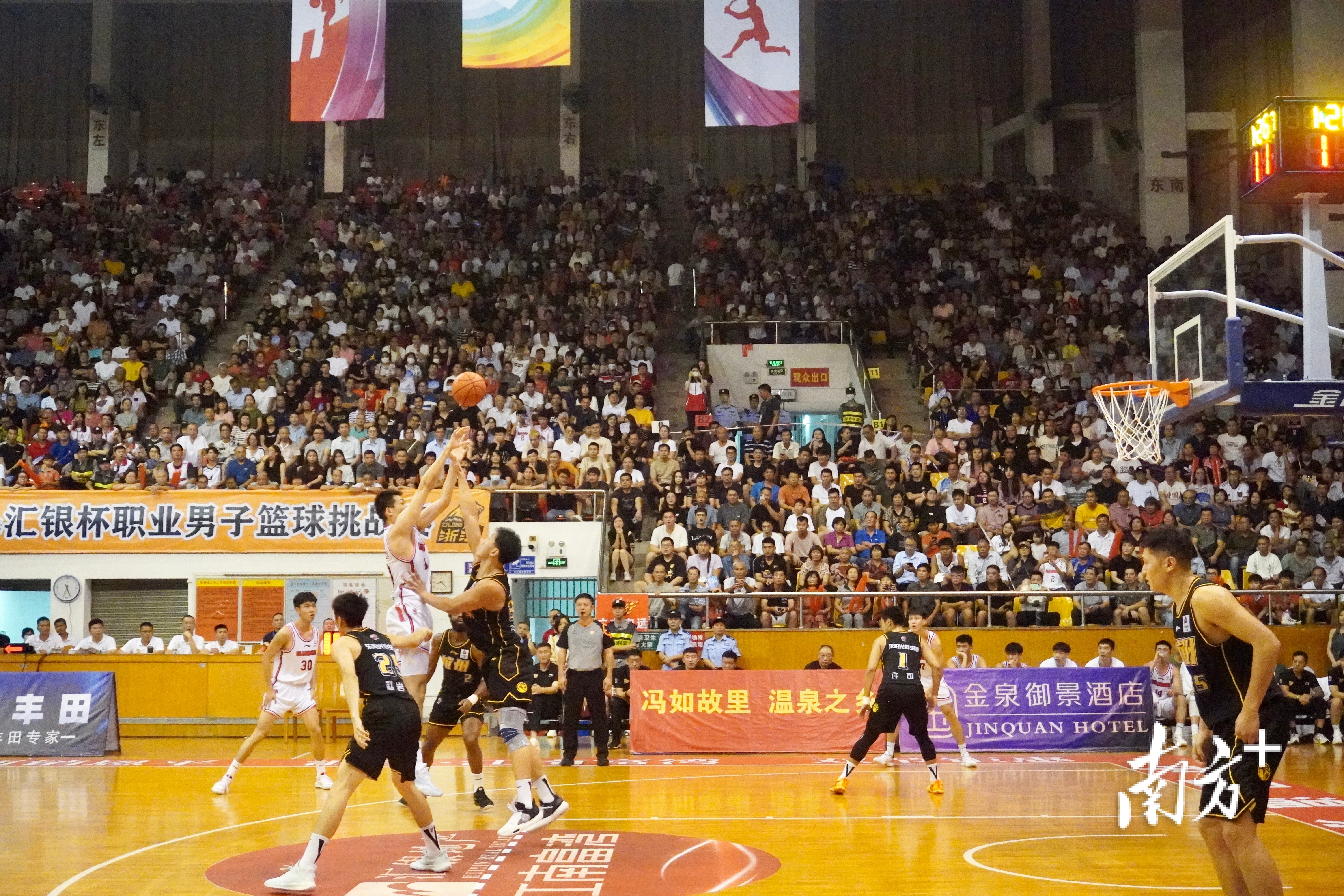 广东宏远与浙江广厦在赛场激起火花。