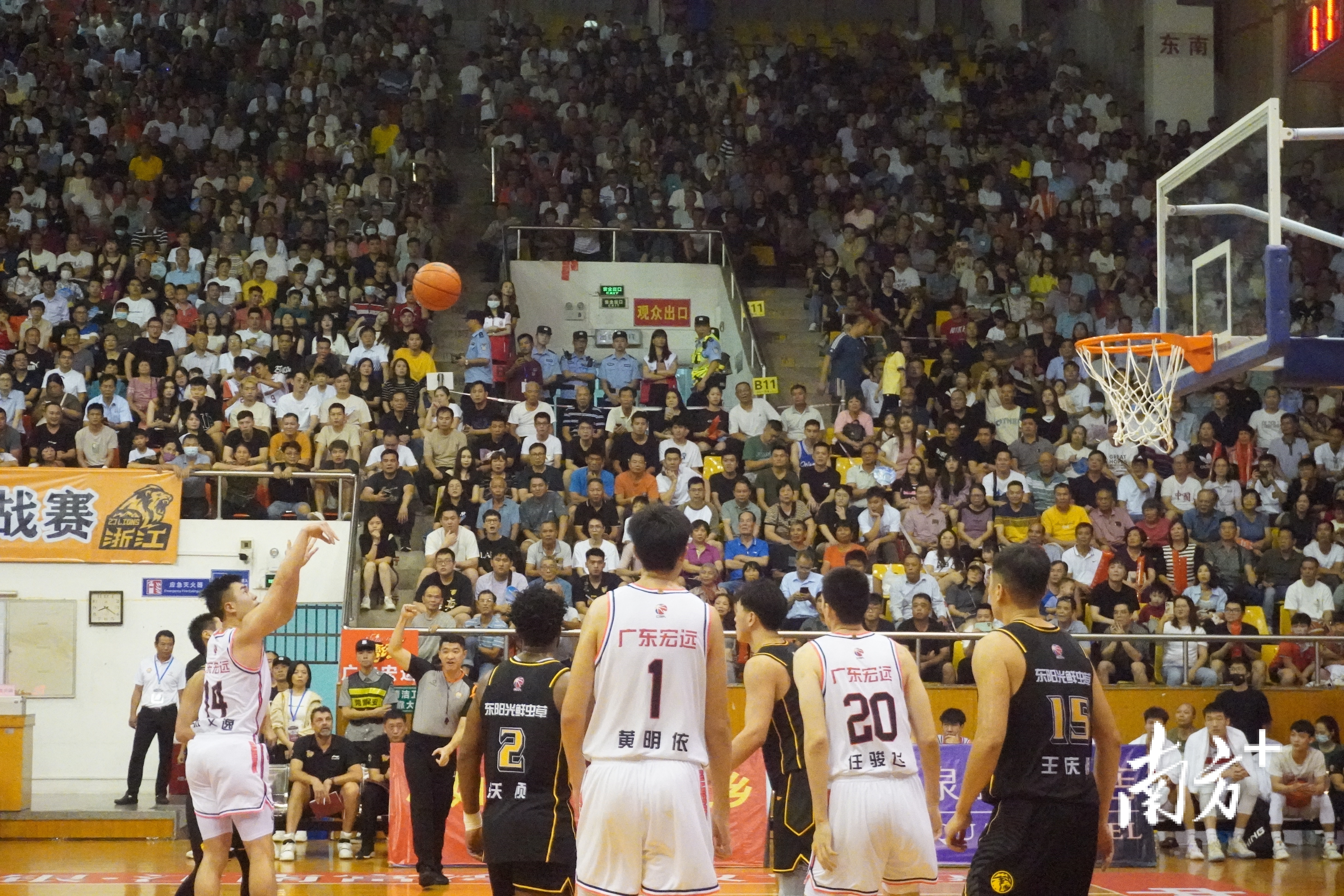 两队的比分非常胶着。