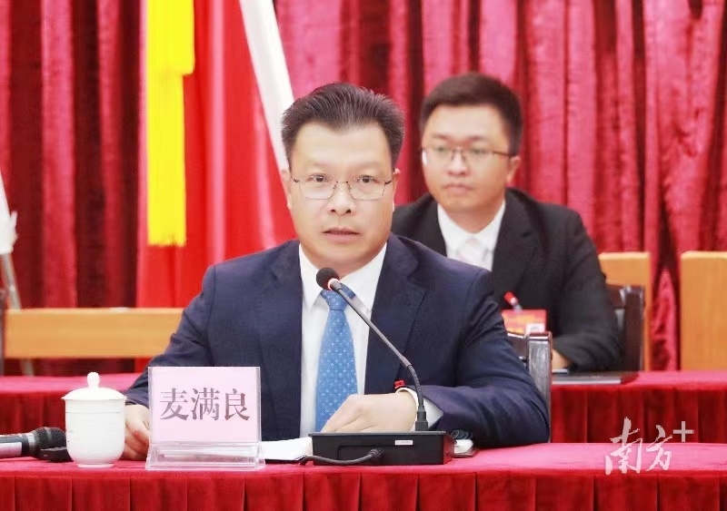 狮山镇委书记麦满良发言。&nbsp; &nbsp;黄艳姿 摄