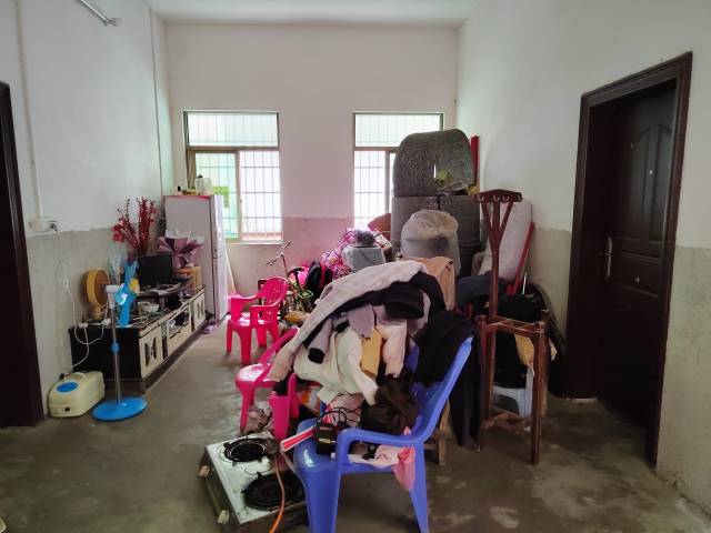 萧哥家二楼客厅临时堆满许多杂物。