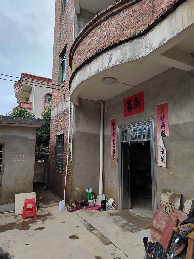 环江村元岭自然村，积水水位约与屋门平齐。