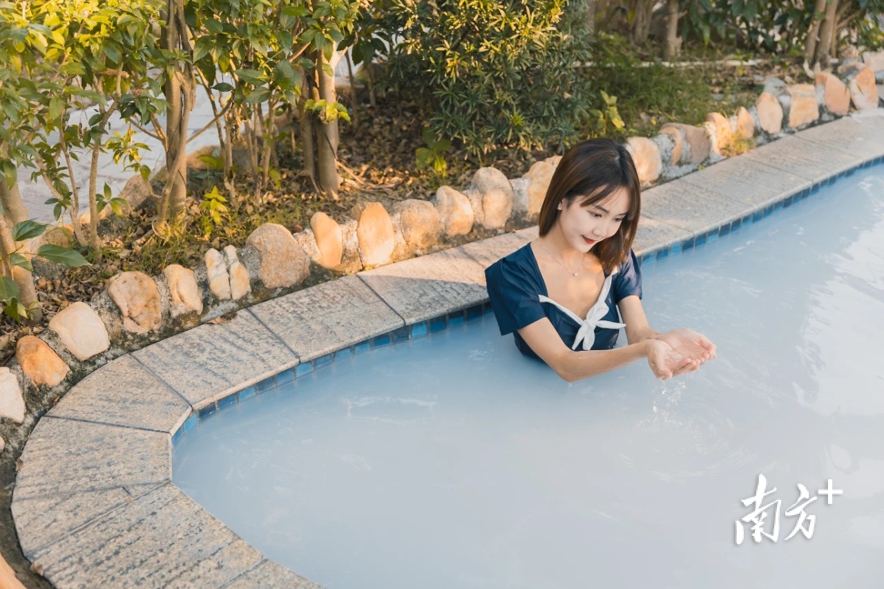 山泉湾温泉城设有不同养生浸浴药包的温泉池。 恩宣供图