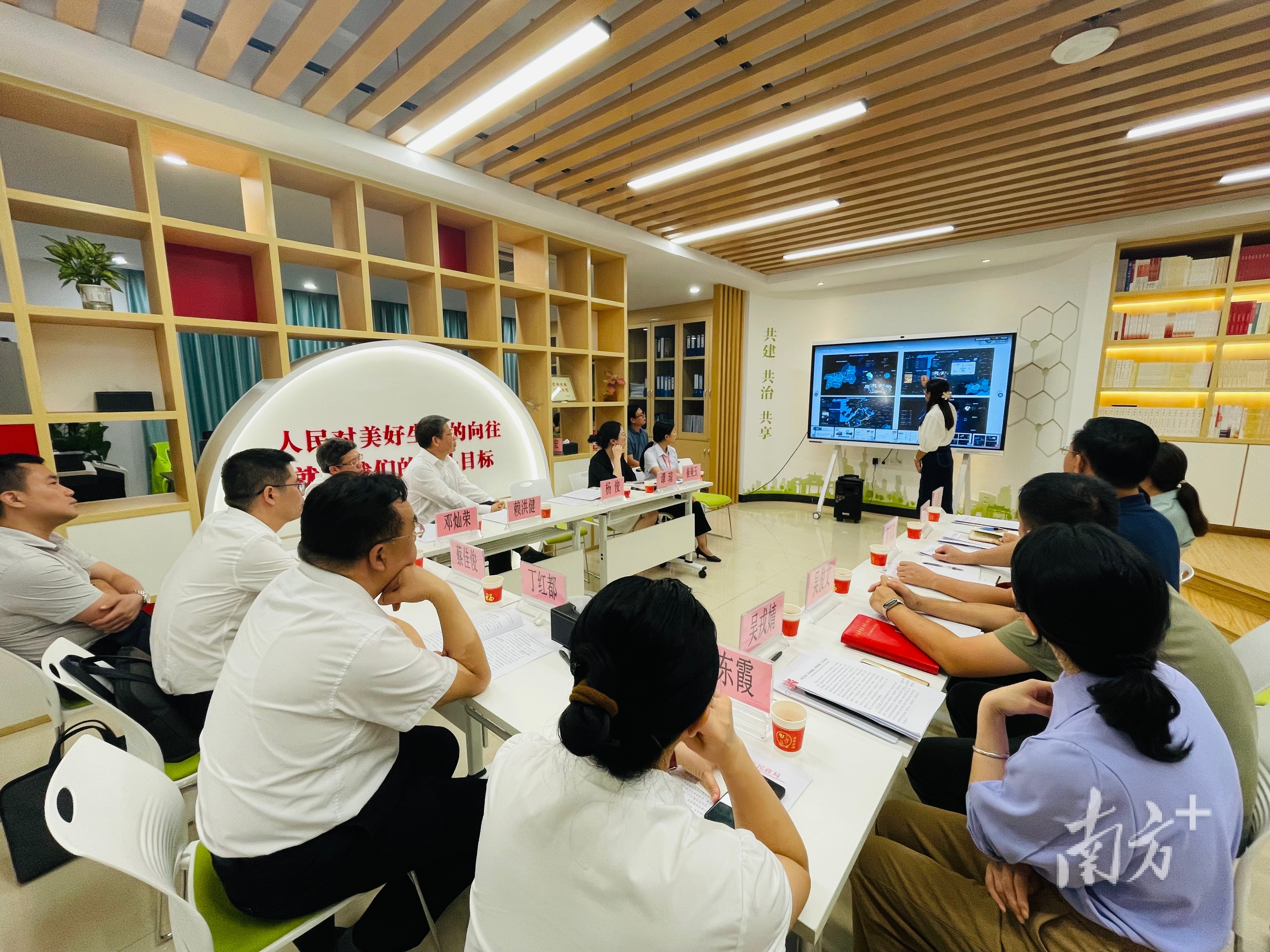 丁红都一行在禅城试点社区展开实地调研。   禅城区民政局供图