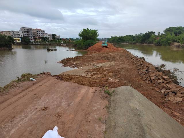 博郡村的河堤决口