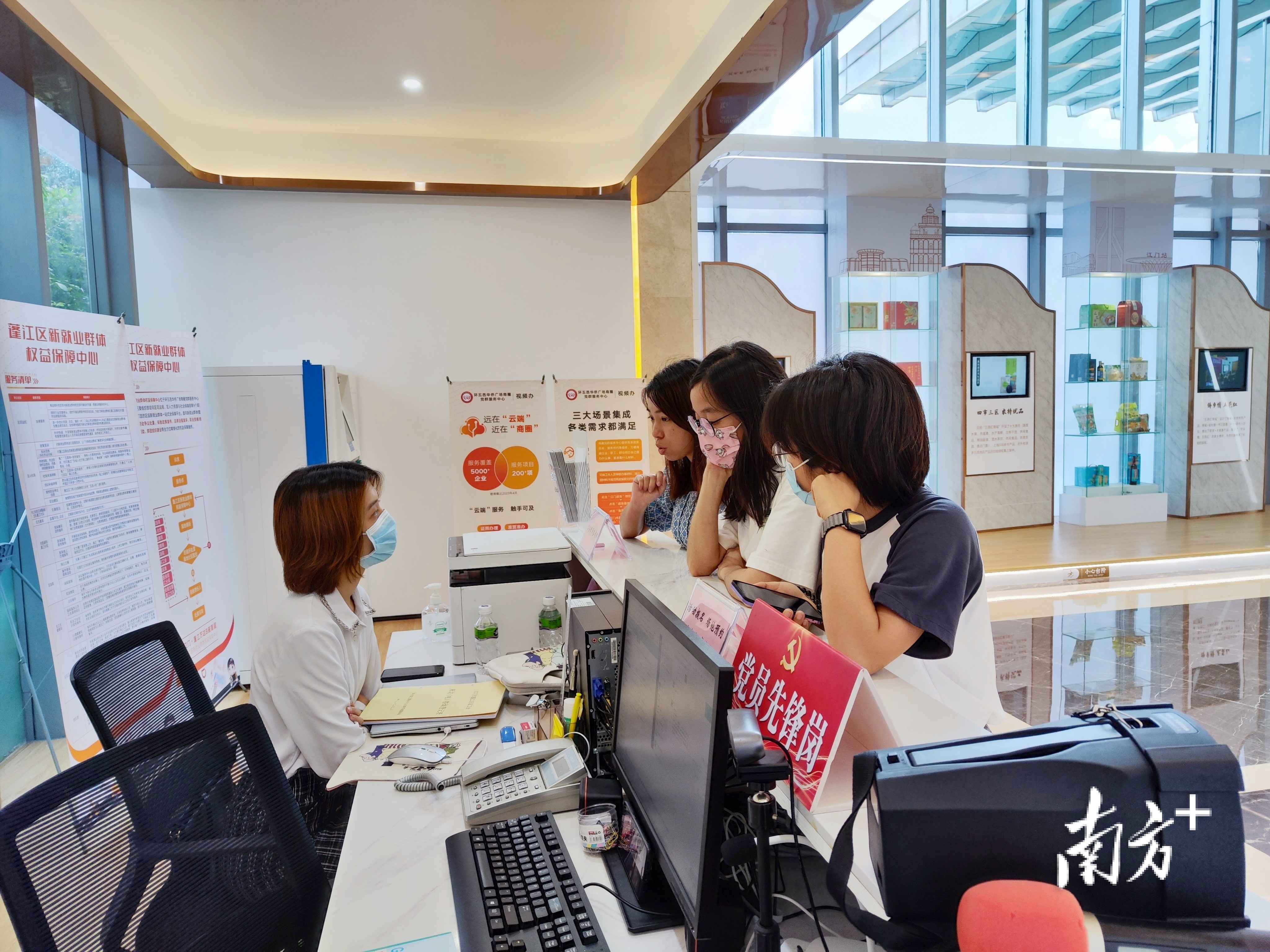 商圈驻点律师解答职工群众疑问诉求。 通讯员供图