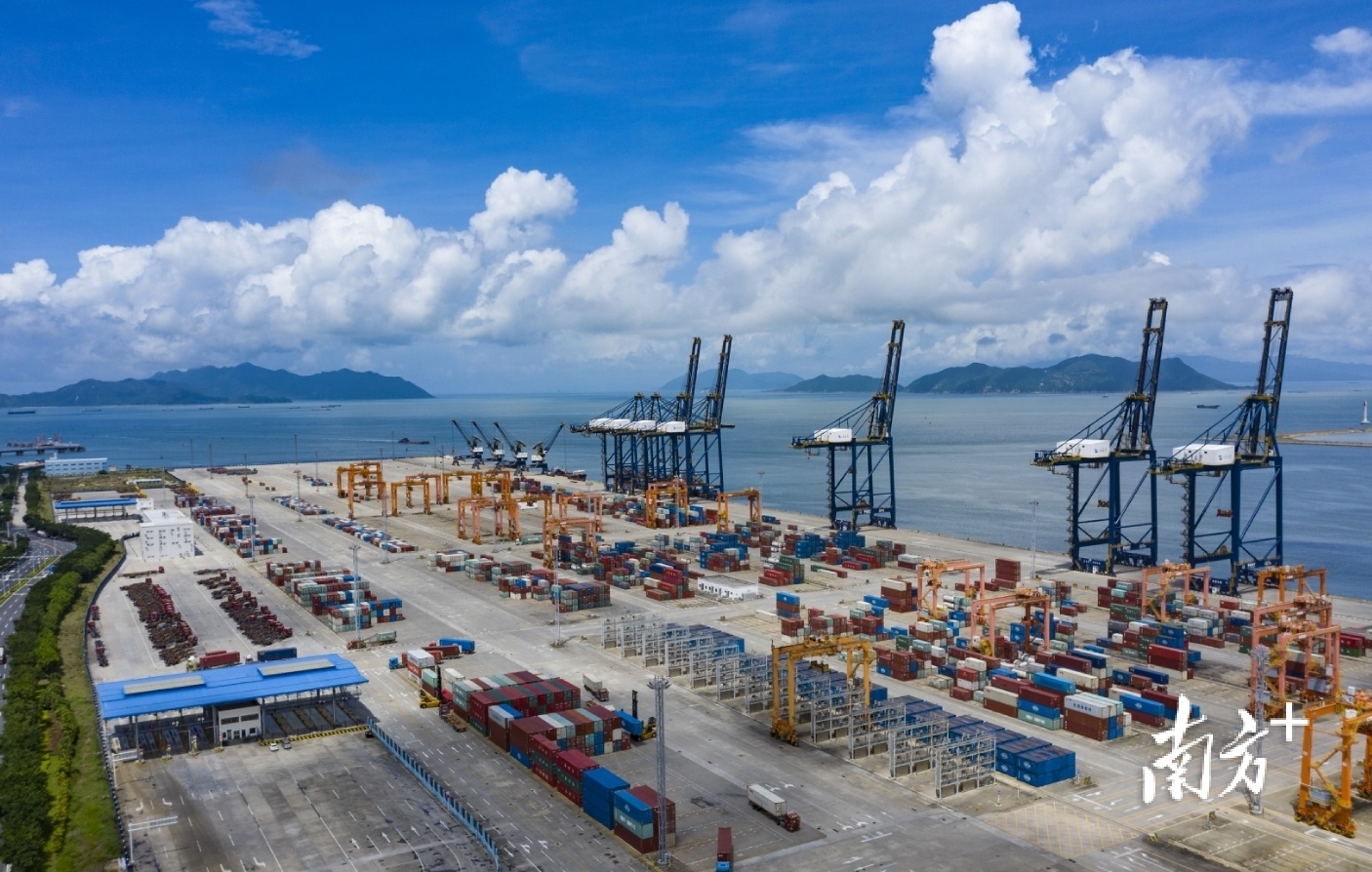 珠海高栏港货运码头。