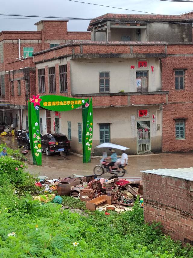 9月15日，茂南区镇盛镇博郡村，被浸坏的家什连片堆积。