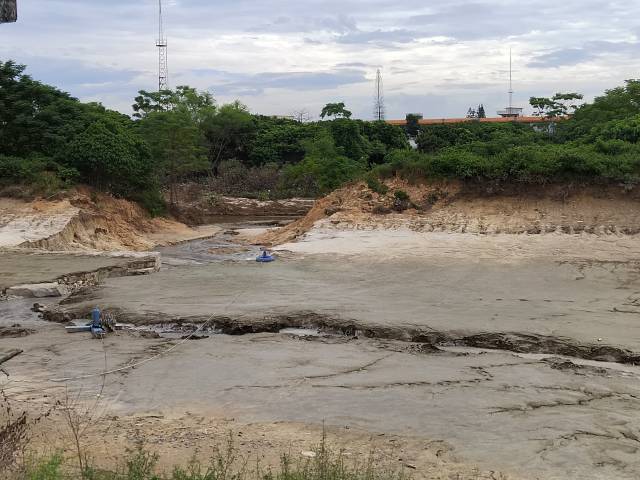 养殖户彭寿超的鱼塘出现严重垮塌。