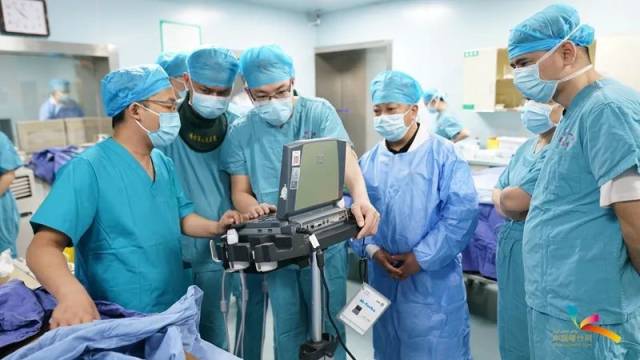 喀地一院成功完成新疆地州级医院首例ECMO支持下经皮主动脉瓣置换（TAVR）手术。田涛 摄