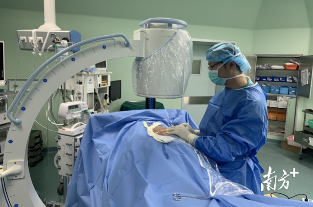 张国威手术中。  