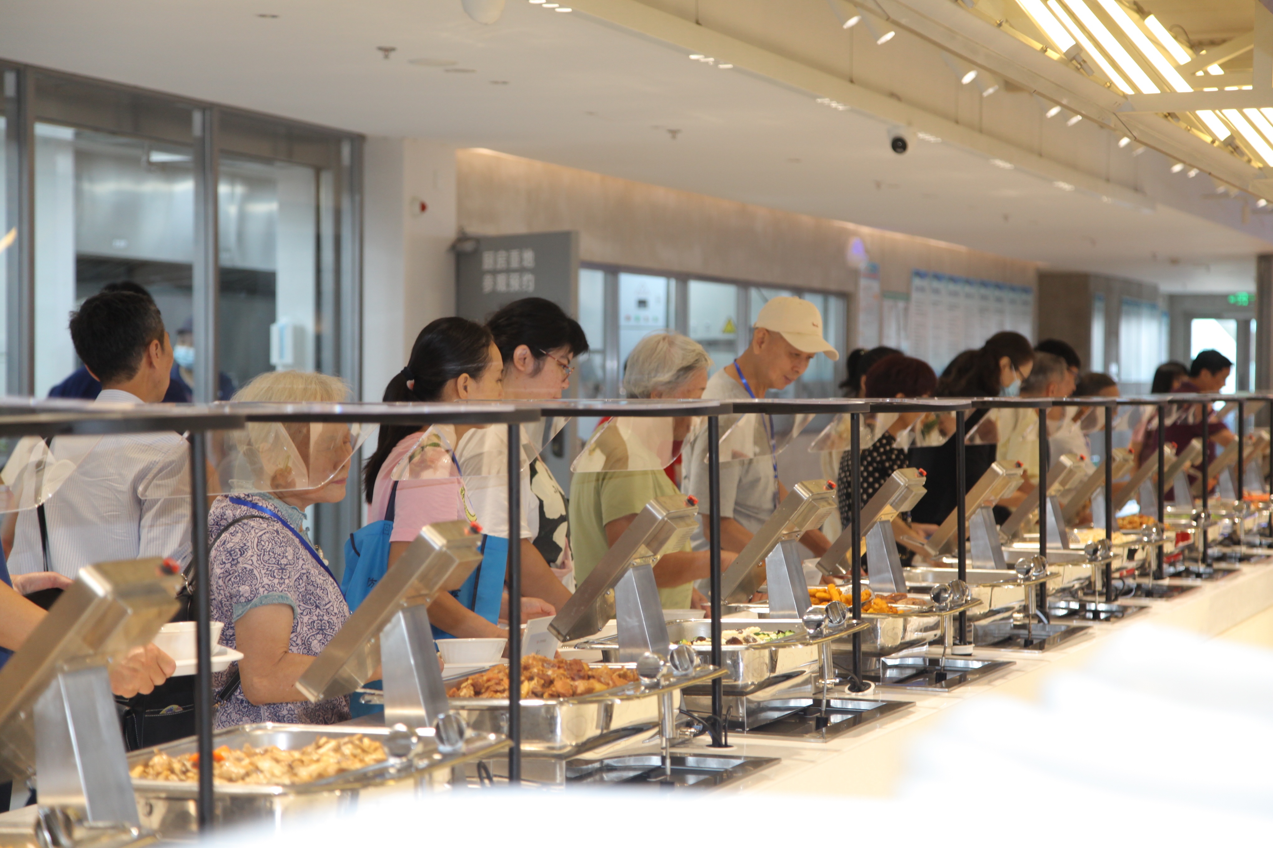 社区居民纷纷排队就餐。梁芷曼 摄 社区居民纷纷排队就餐。梁芷曼 摄