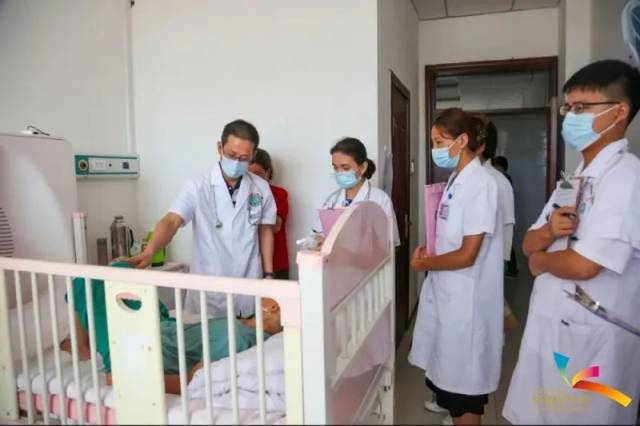  广州援疆专家带着年轻医生进行每日查房工作，并现场教授临床经验。