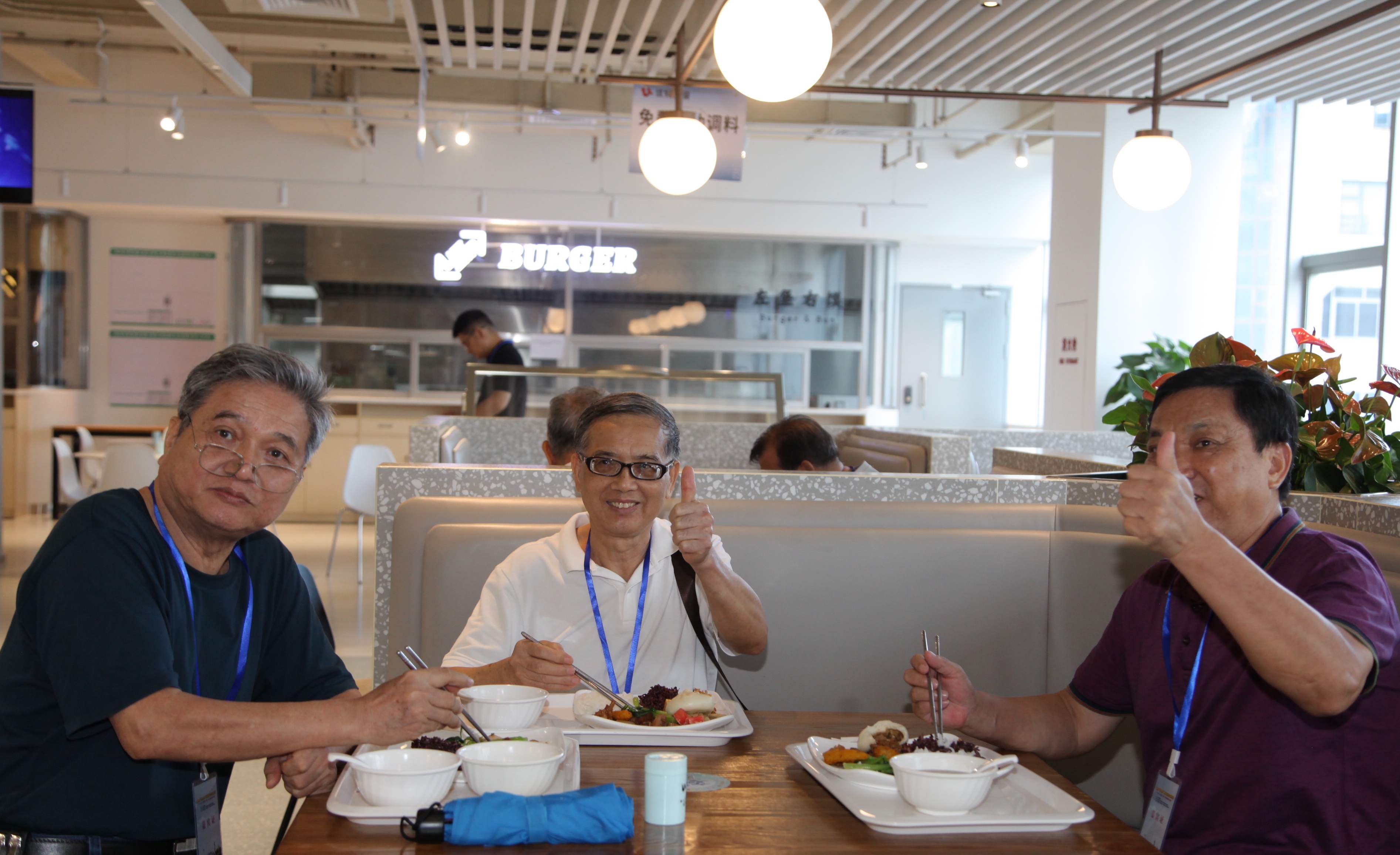 长者们纷纷为饭堂竖起大拇指。梁芷曼 摄 长者们纷纷为饭堂竖起大拇指。梁芷曼 摄