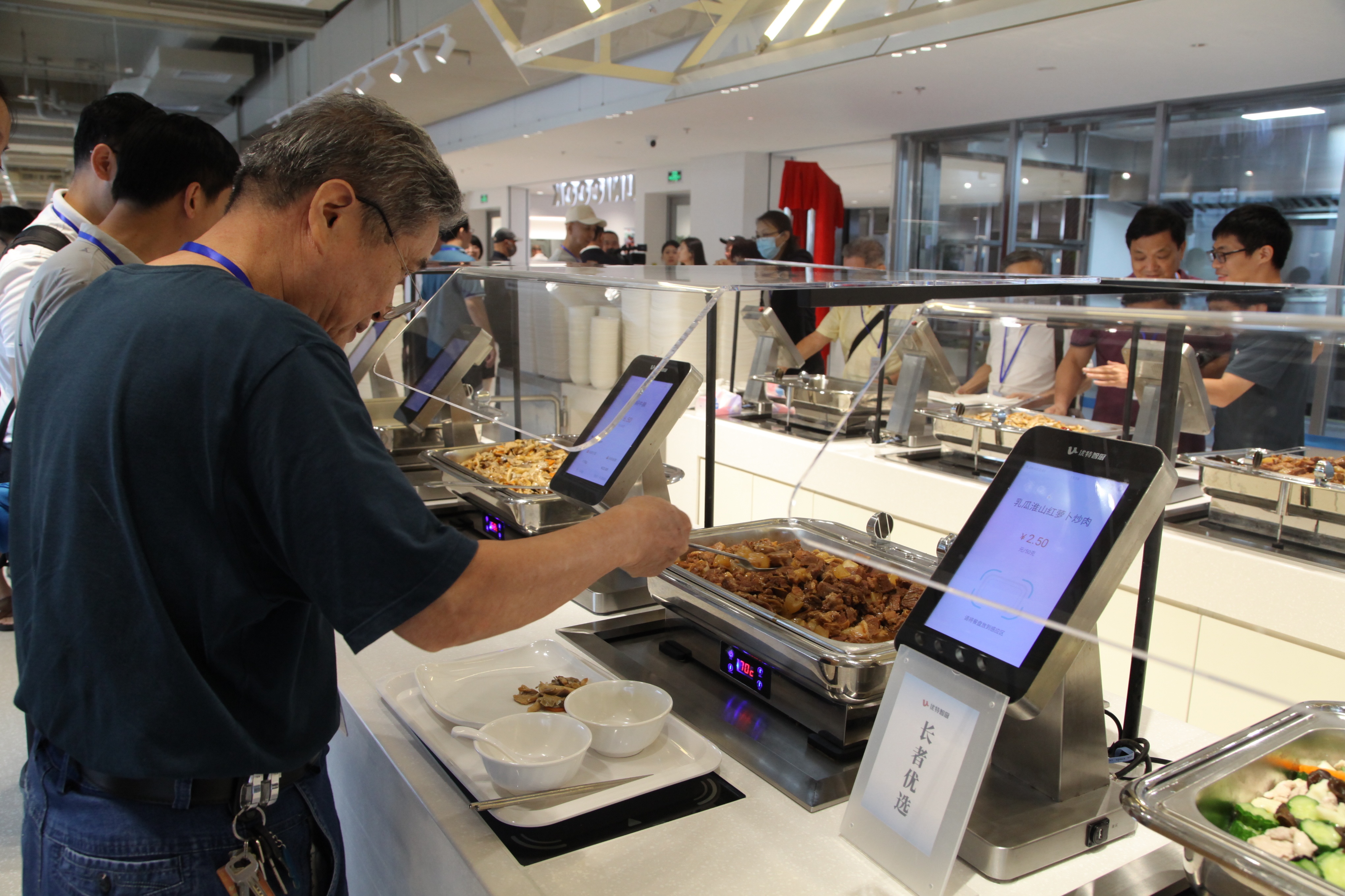 众多长者被吸引到优特社区餐厅用餐。梁芷曼 摄 众多长者被吸引到优特社区餐厅用餐。梁芷曼 摄