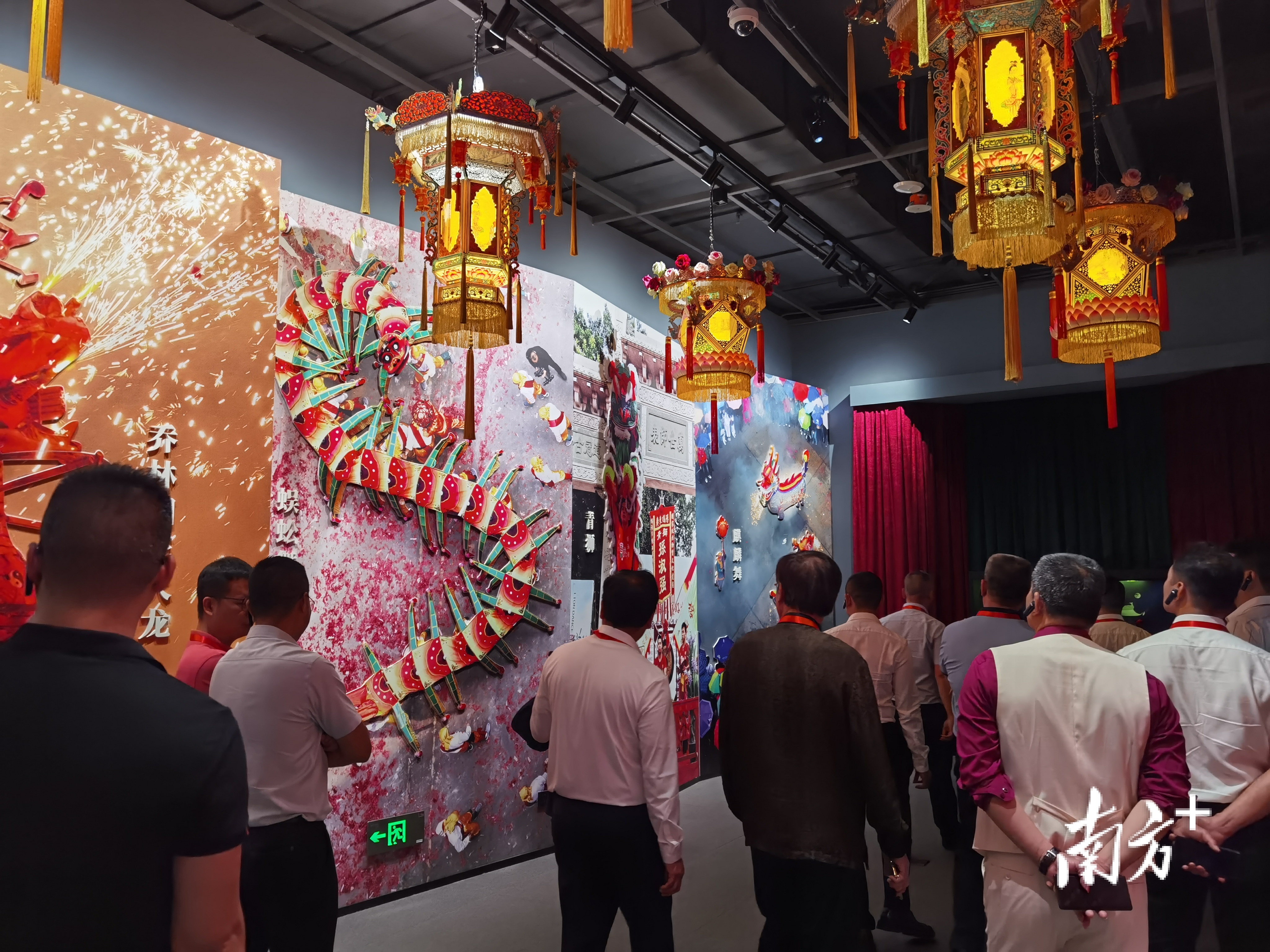 侨团参观潮博中心非遗展区。陈斐仪 摄