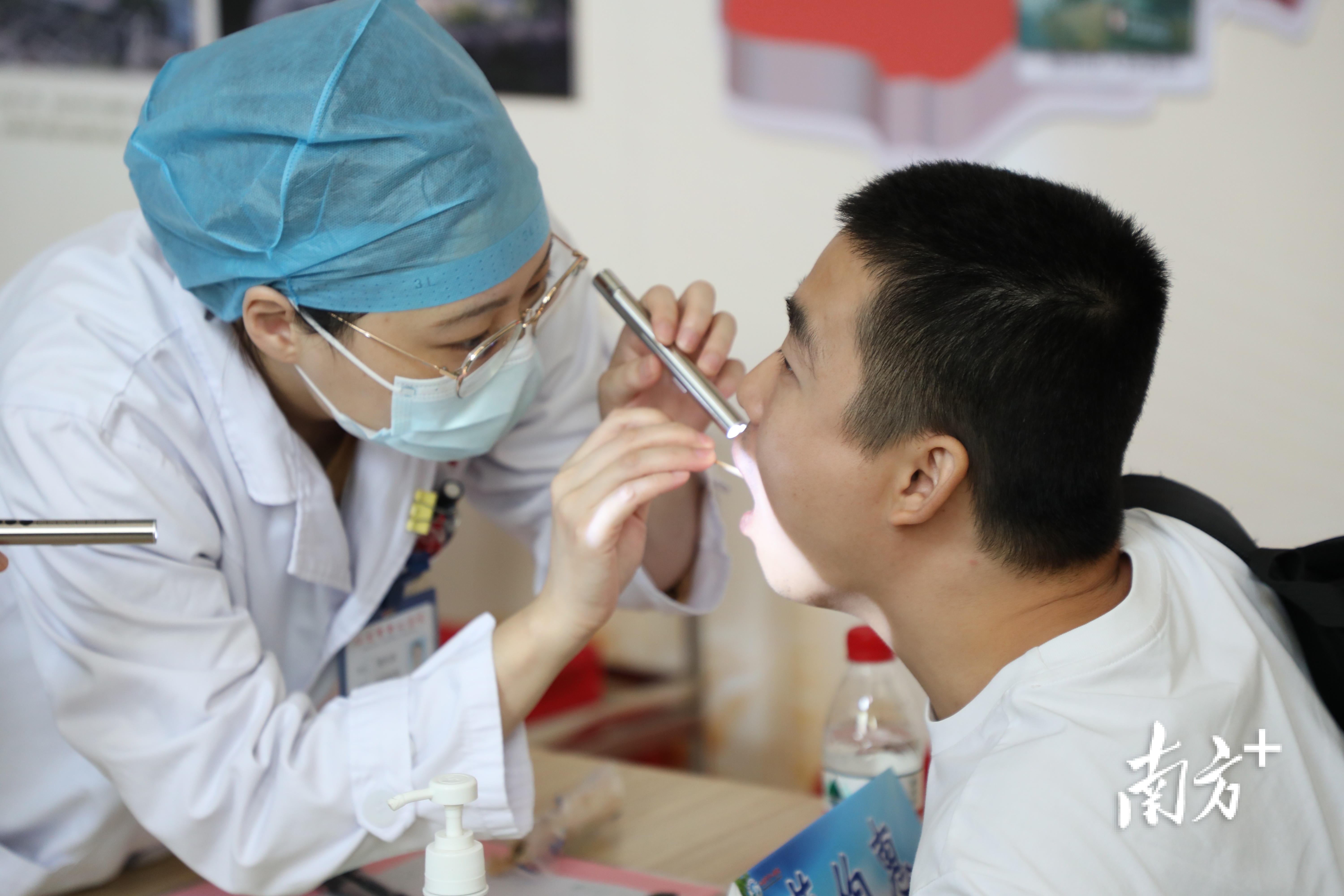 医生正在为群众检查口腔健康情况。谢嘉龙 摄