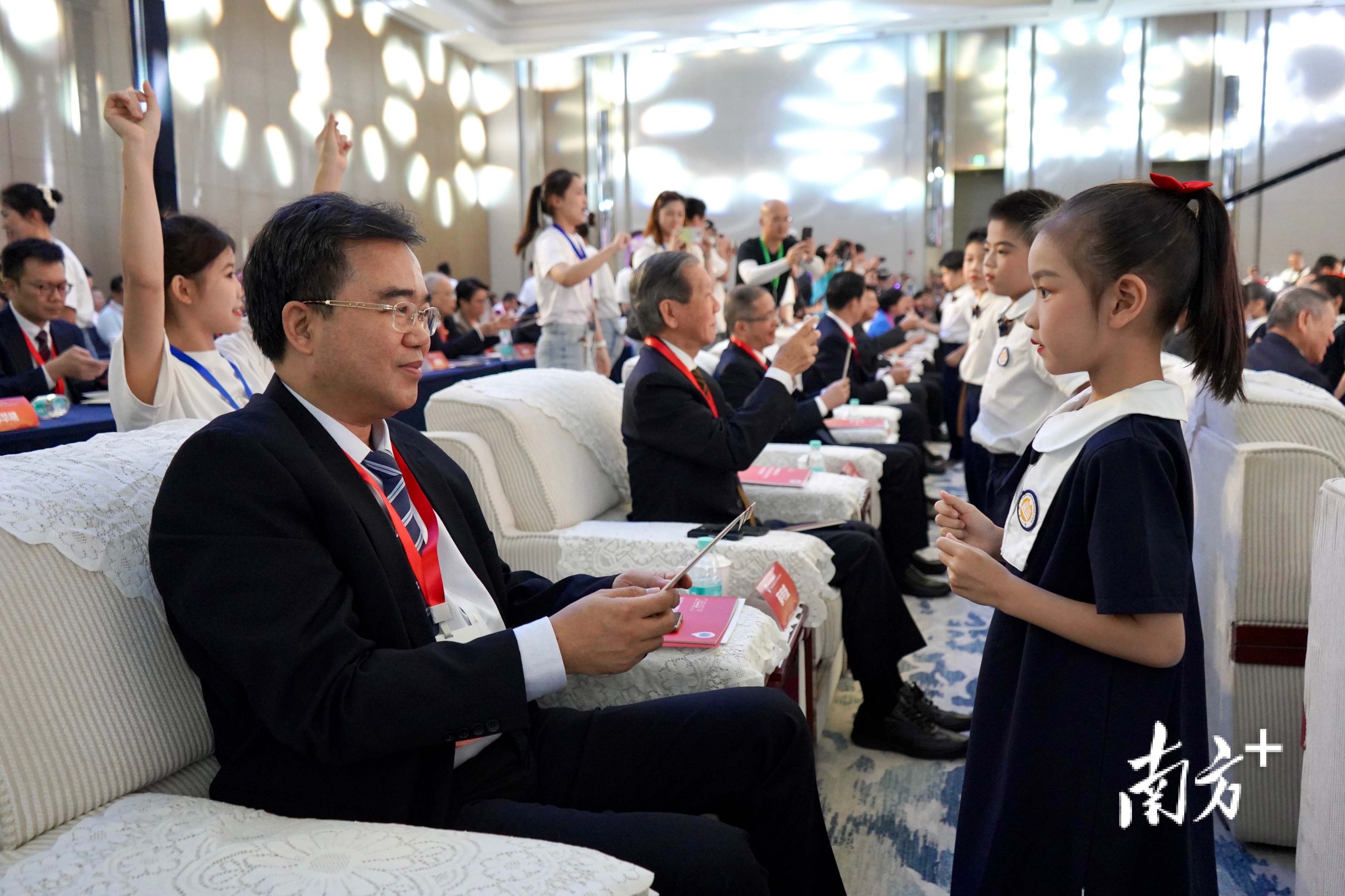 数百名小朋友为潮人侨领送上特制侨批留念。杨立轩 摄 数百名小朋友为潮人侨领送上特制侨批留念。杨立轩 摄