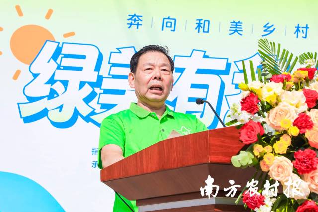 紫南村党委书记、村委会主任潘柱升