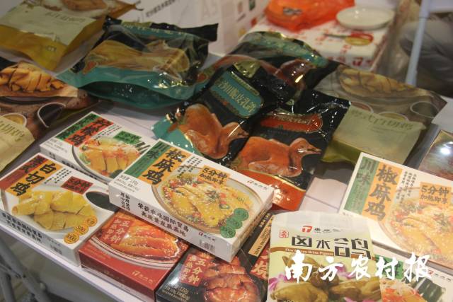 惠州顺兴食品有限公司带来的展品，椒麻鸡、沙田脆皮乳鸽、白切鸡......品类多样。