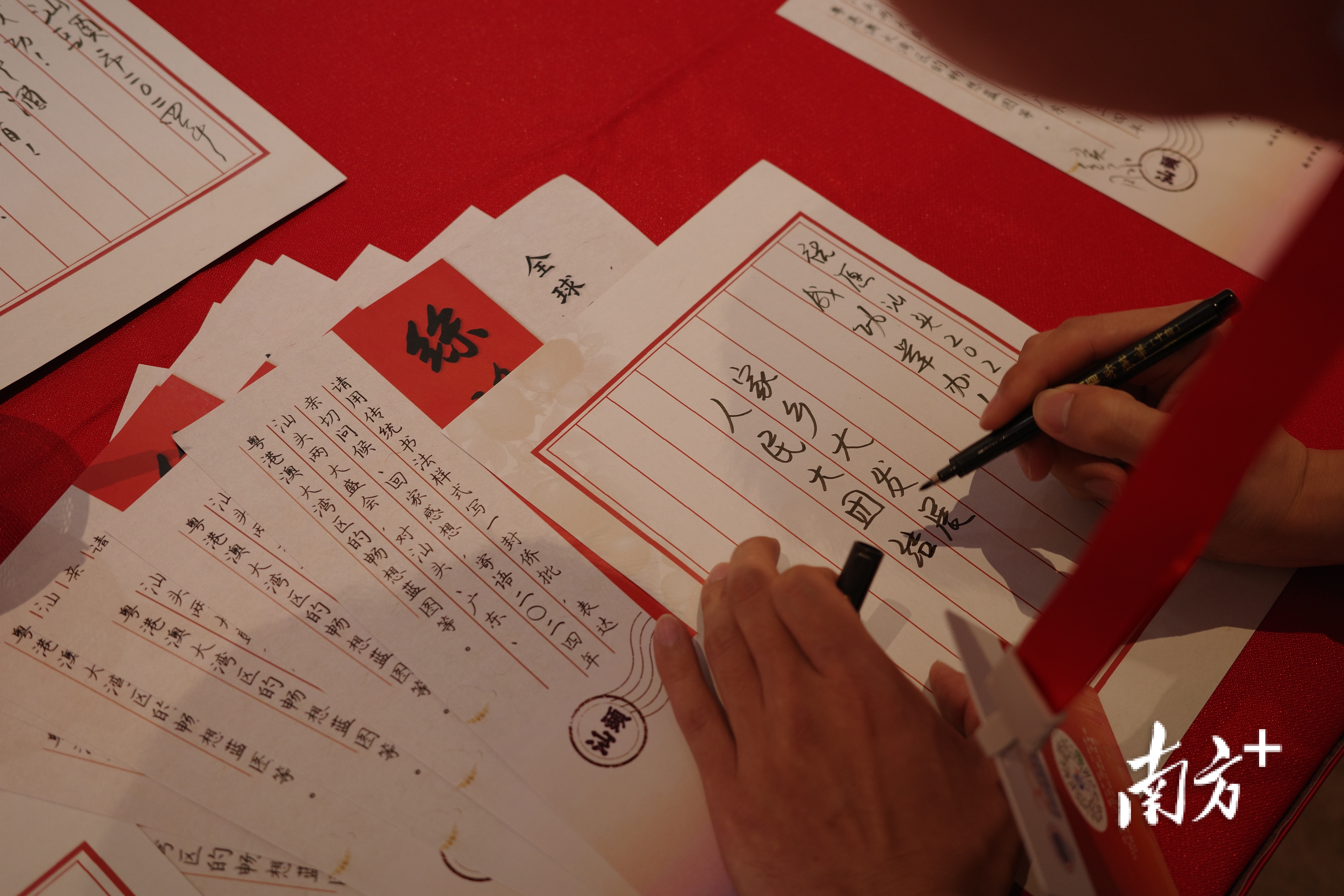 侨领写下对汕头举办“两大潮人盛会”的美好祝福。蔡沚彦 摄 侨领写下对汕头举办“两大潮人盛会”的美好祝福。蔡沚彦 摄