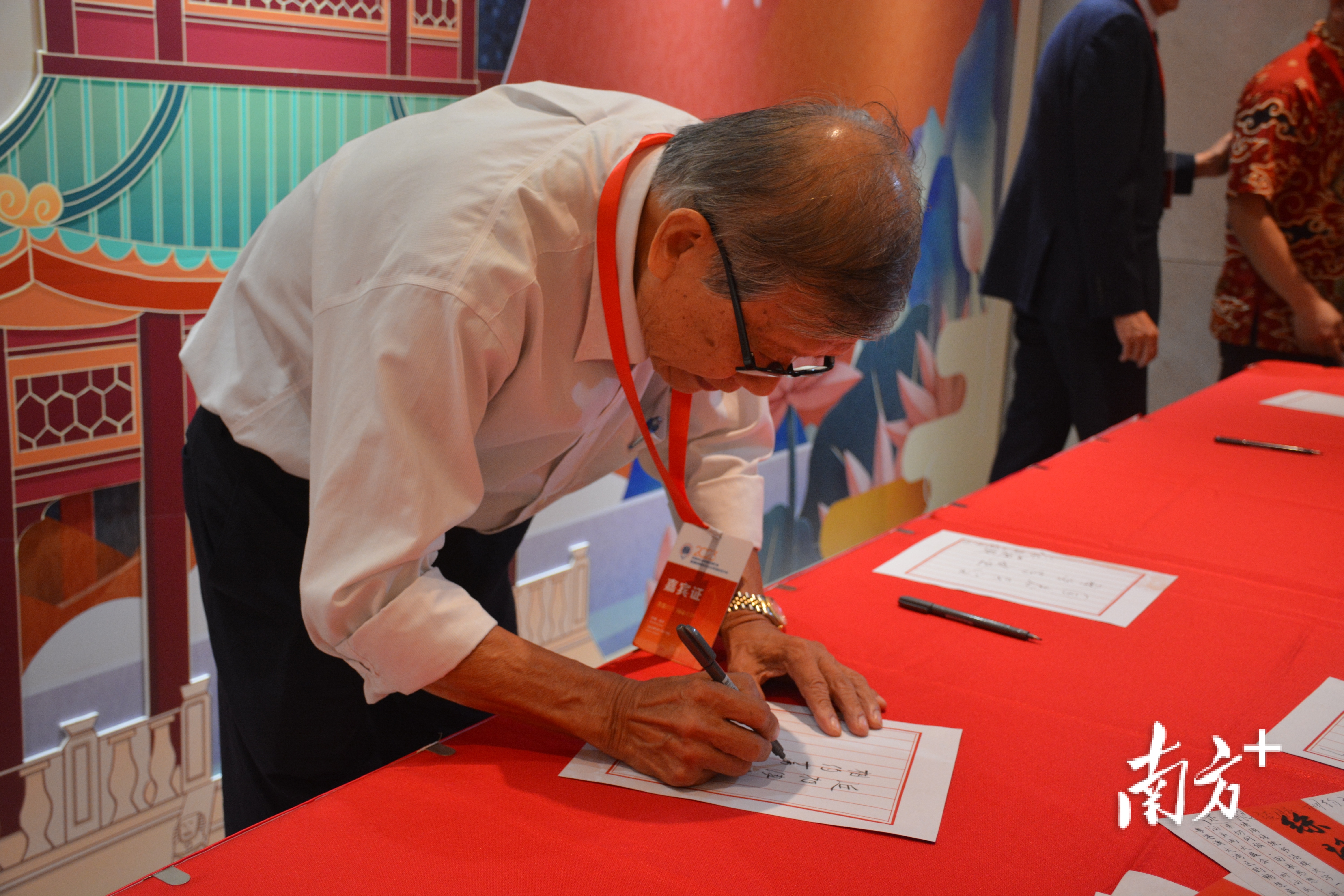 侨领现场手写侨批，传承侨批文化。 蔡沚彦 摄