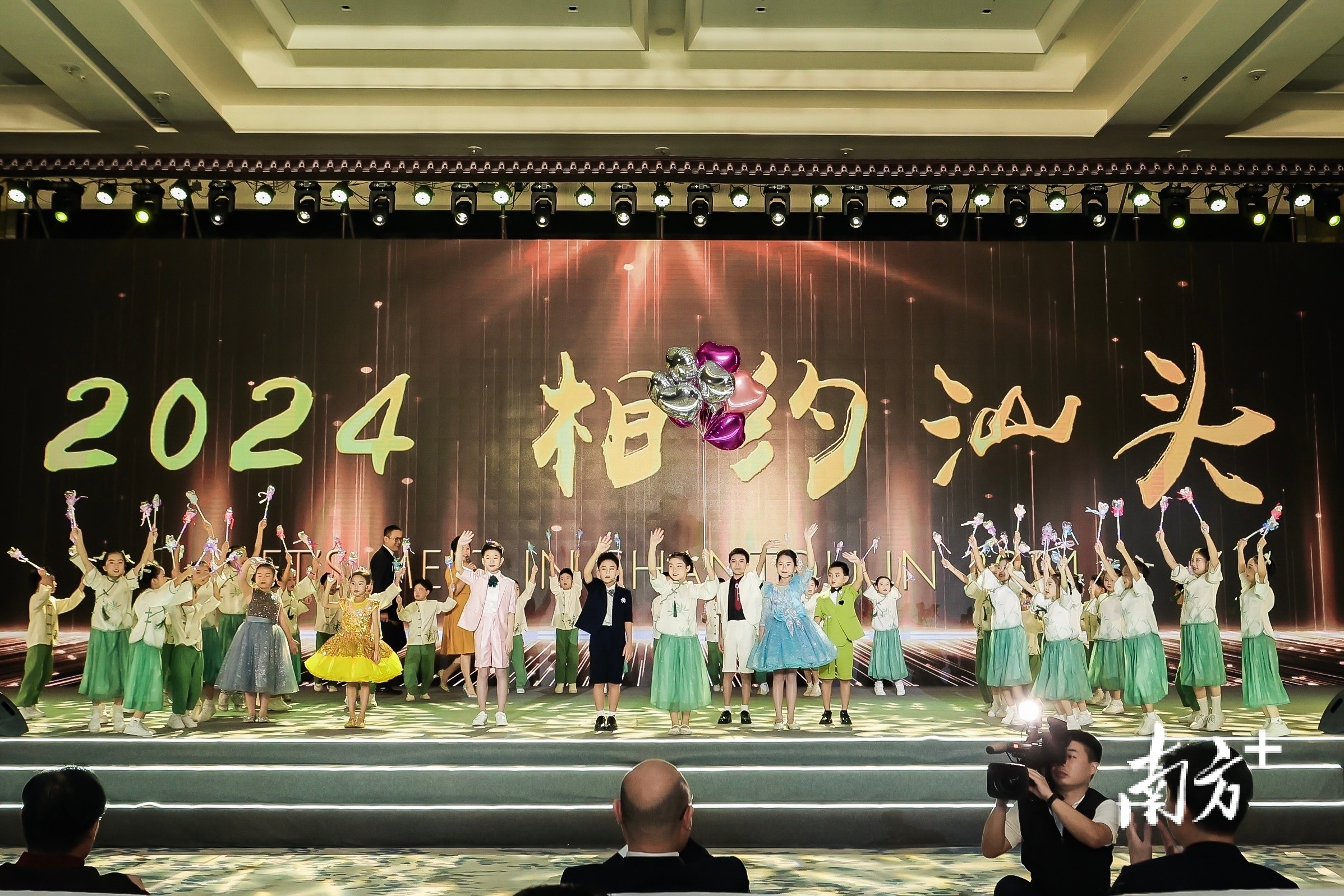 会员大会上，小朋友用歌声向海内外乡亲传达浓浓乡情。主办方供图