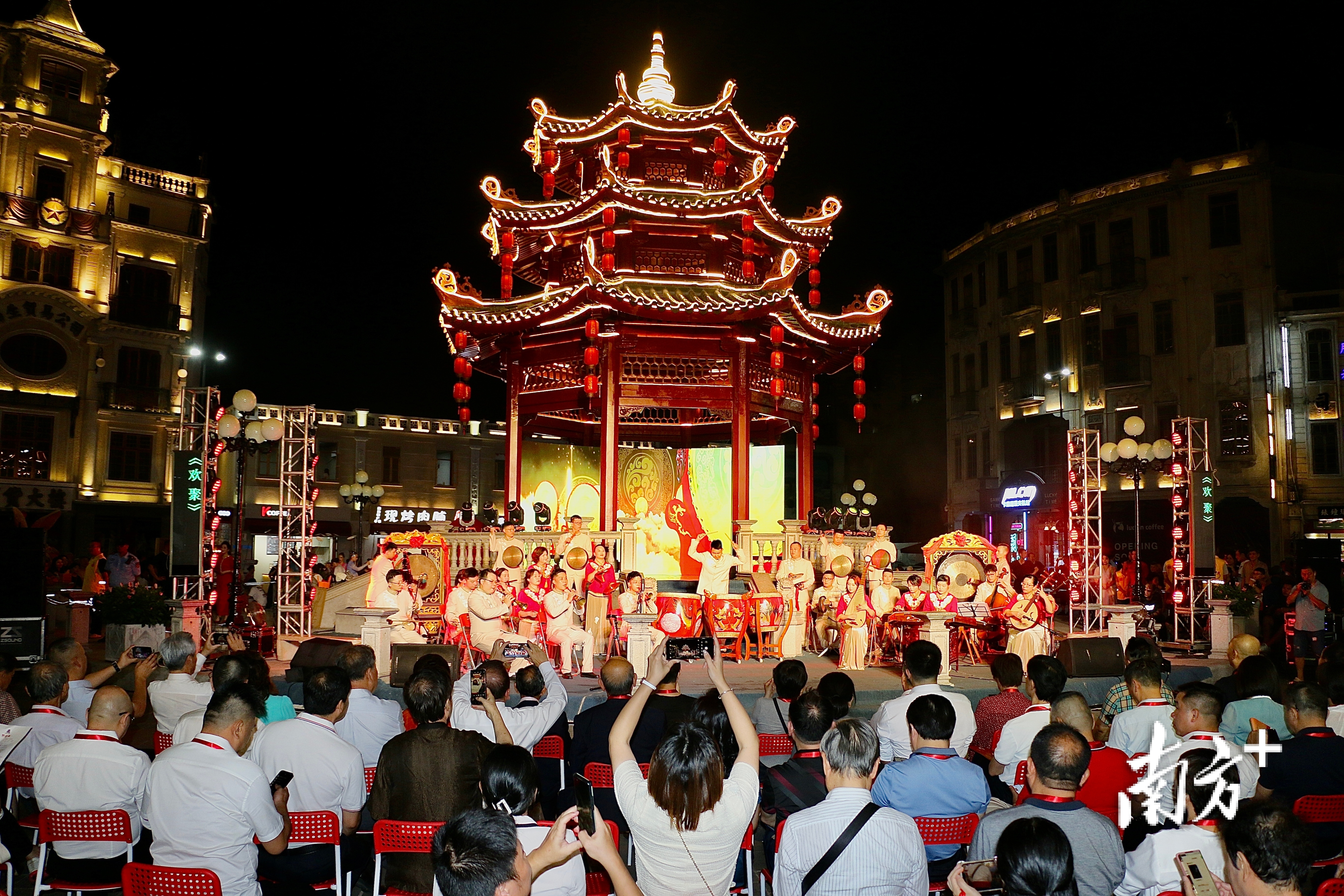 在汕头小公园，潮人侨领欣赏潮乐潮剧表演。 杨立轩 摄