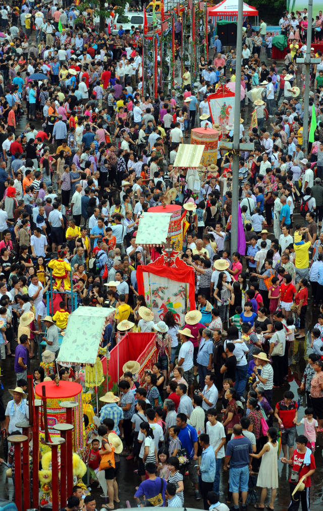 南朗崖口飘色巡演。