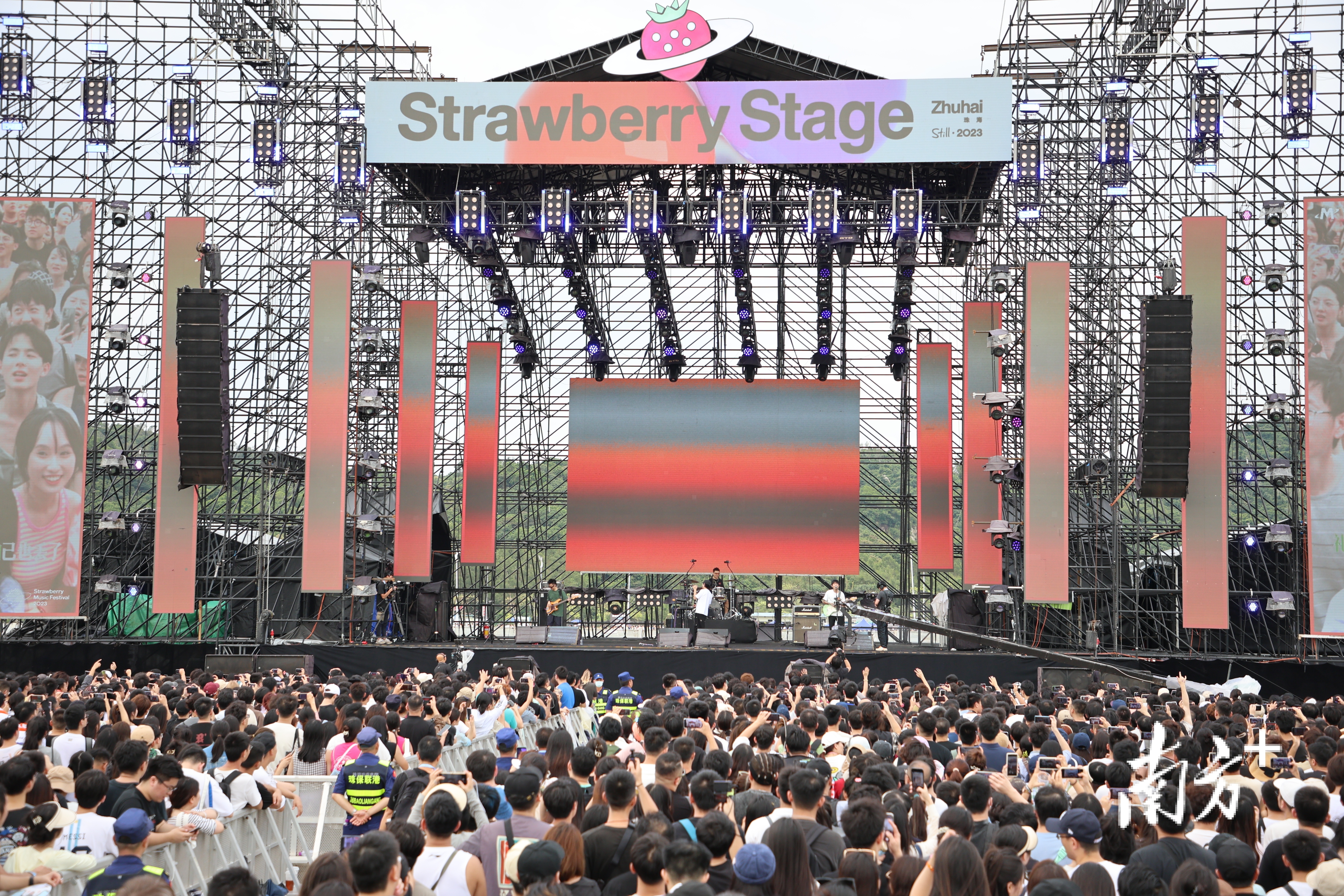 草莓音乐节吸引了超3万乐迷来到现场。 南方+记者 关铭荣 拍摄