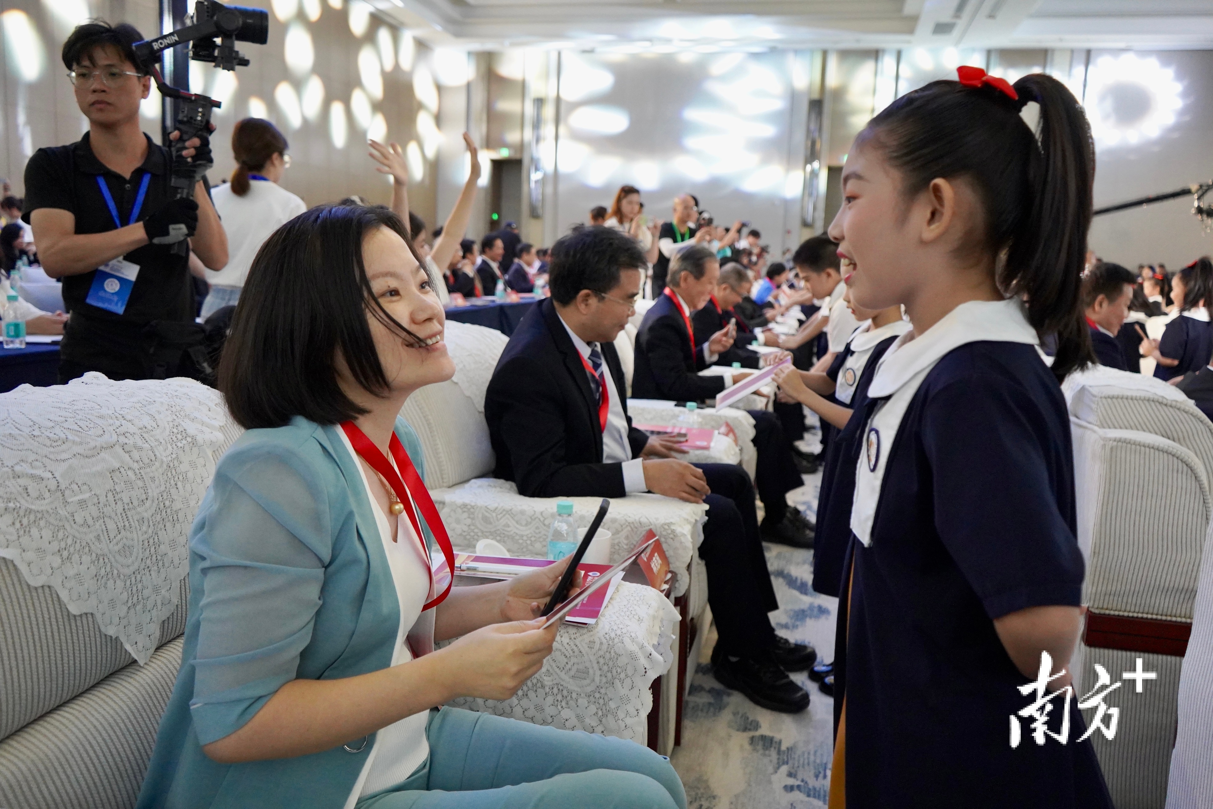 在会员大会上，小朋友为侨领送上“特别的侨批”。杨立轩 摄