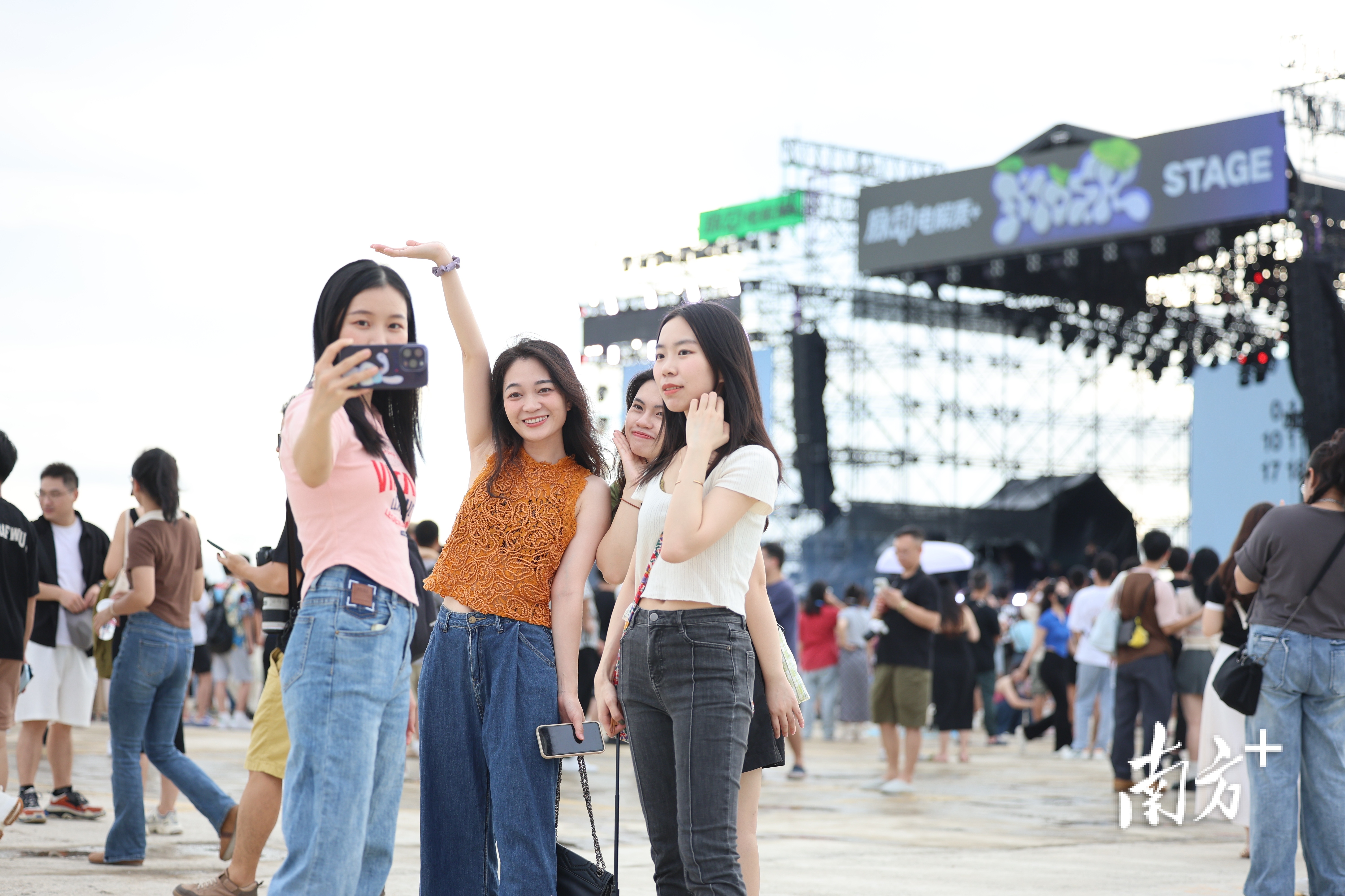 草莓音乐节受到年轻人的欢迎。 南方+记者 关铭荣 拍摄