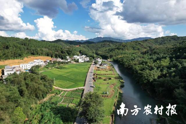 英德市连江口镇连樟村获评为广东省林长绿美园。