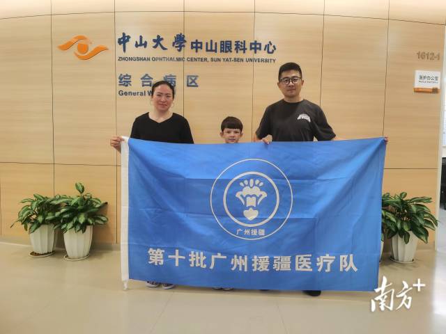 广州援疆工作队吴辉医生（右1）护送阿依夏母女来穗，全程陪同就医。  