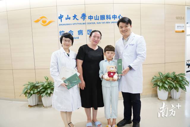 中山大学中山眼科中心主任、医院院长林浩添教授（右1），中山眼科中心副主任、防盲治盲办公室主任梁凌毅教授（左1），为阿依夏送来小礼物和学习用品。  