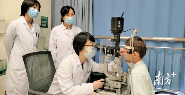 梁凌毅教授为患儿复查。 