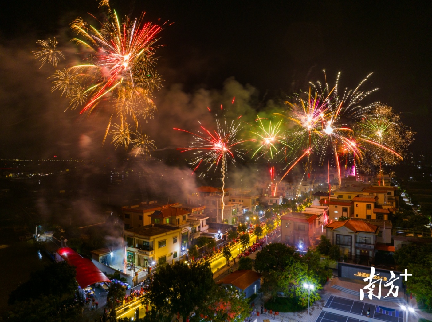 烟花美食嘉年华。 南方+ 叶志文 拍摄